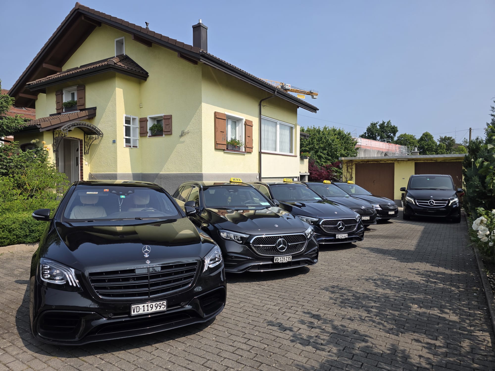 Véhicules ABC Taxis garés à Morges pour livraison urgente de colis