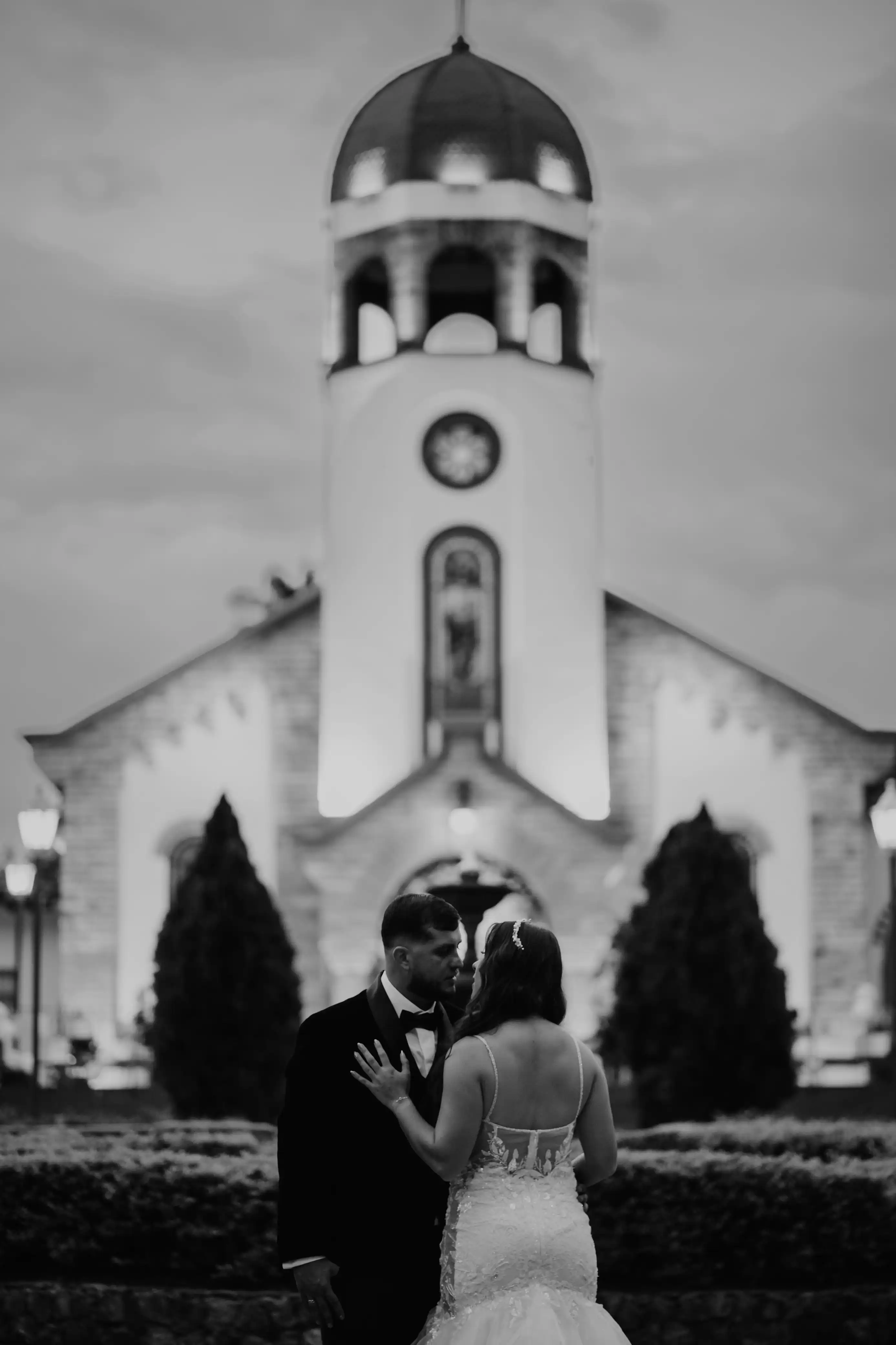 Yeimy y Ricardo frente a la iglesia