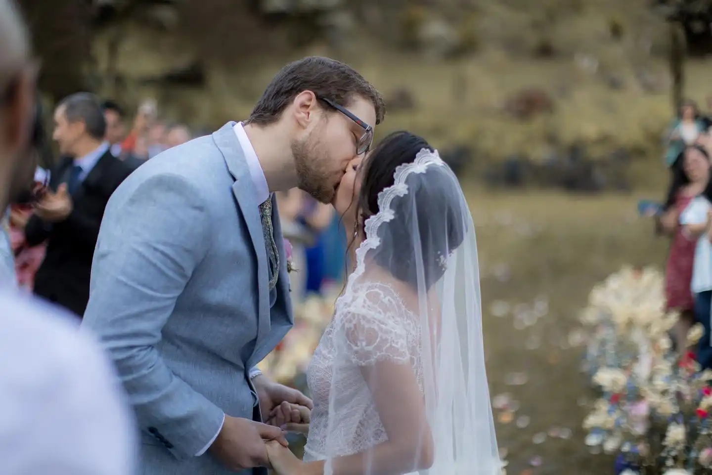 Beso de Sara y Dan durante la ceremonia