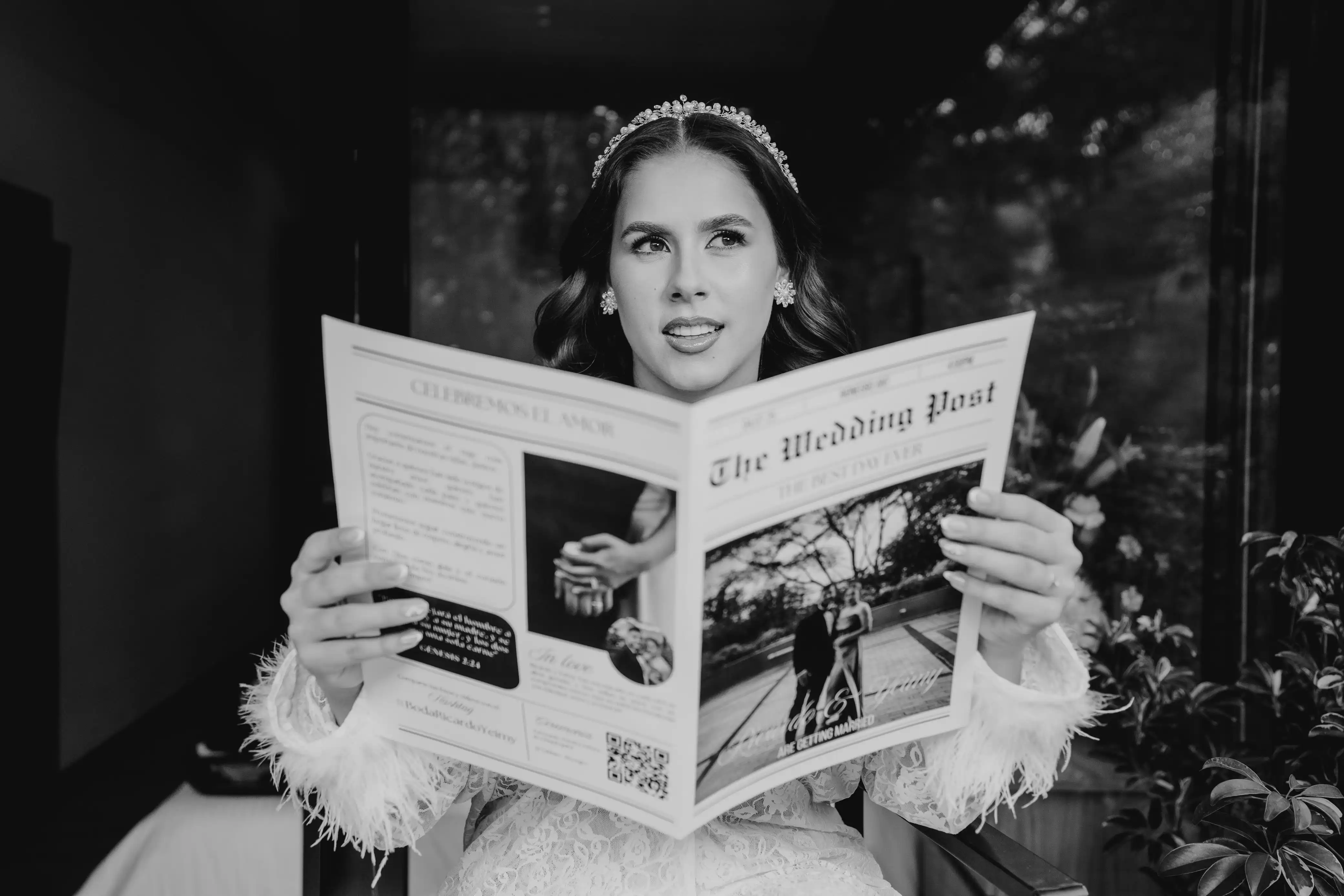 Retrato de Yeimy con el periódico de su boda