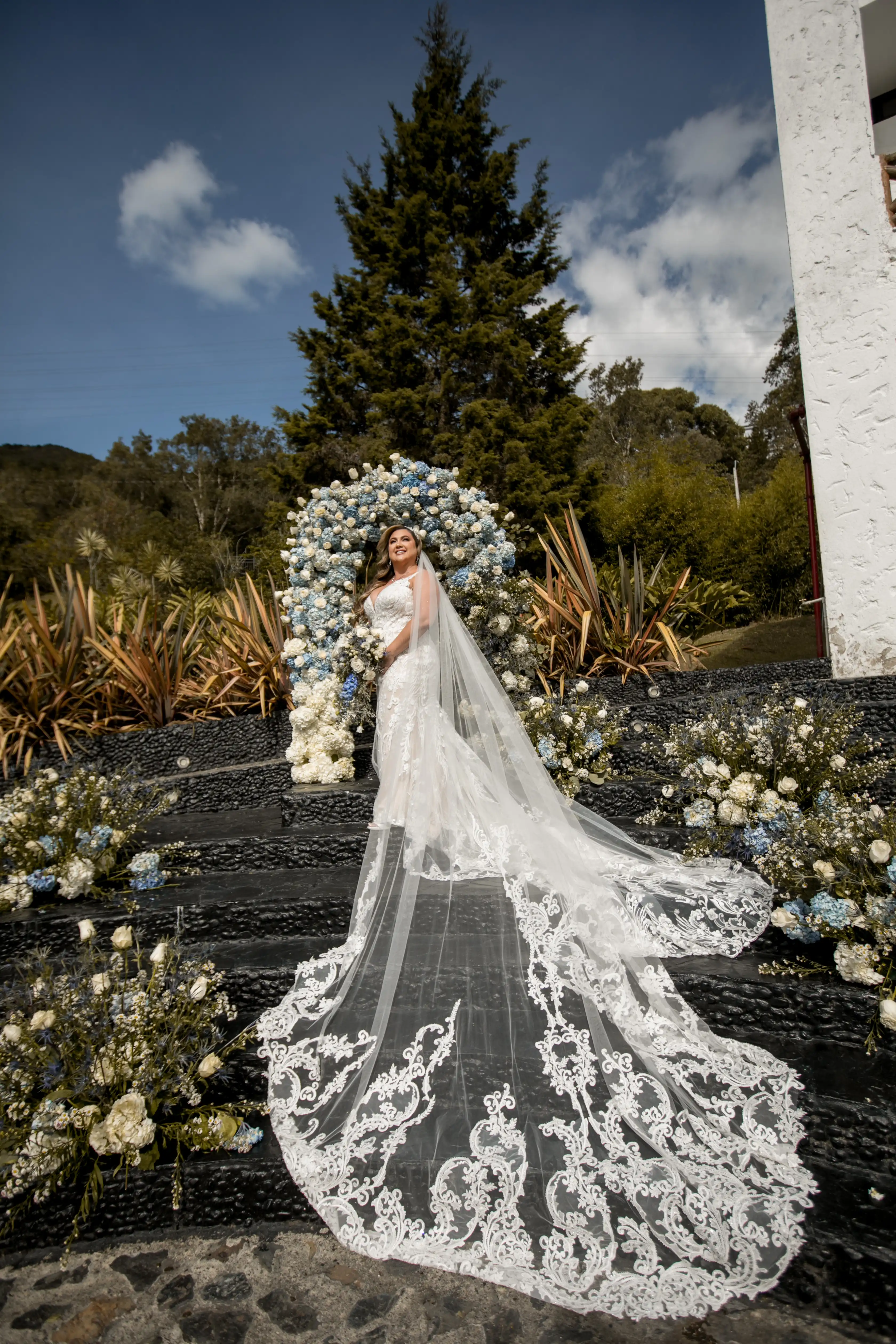 Novia mostrando su vestido y velo