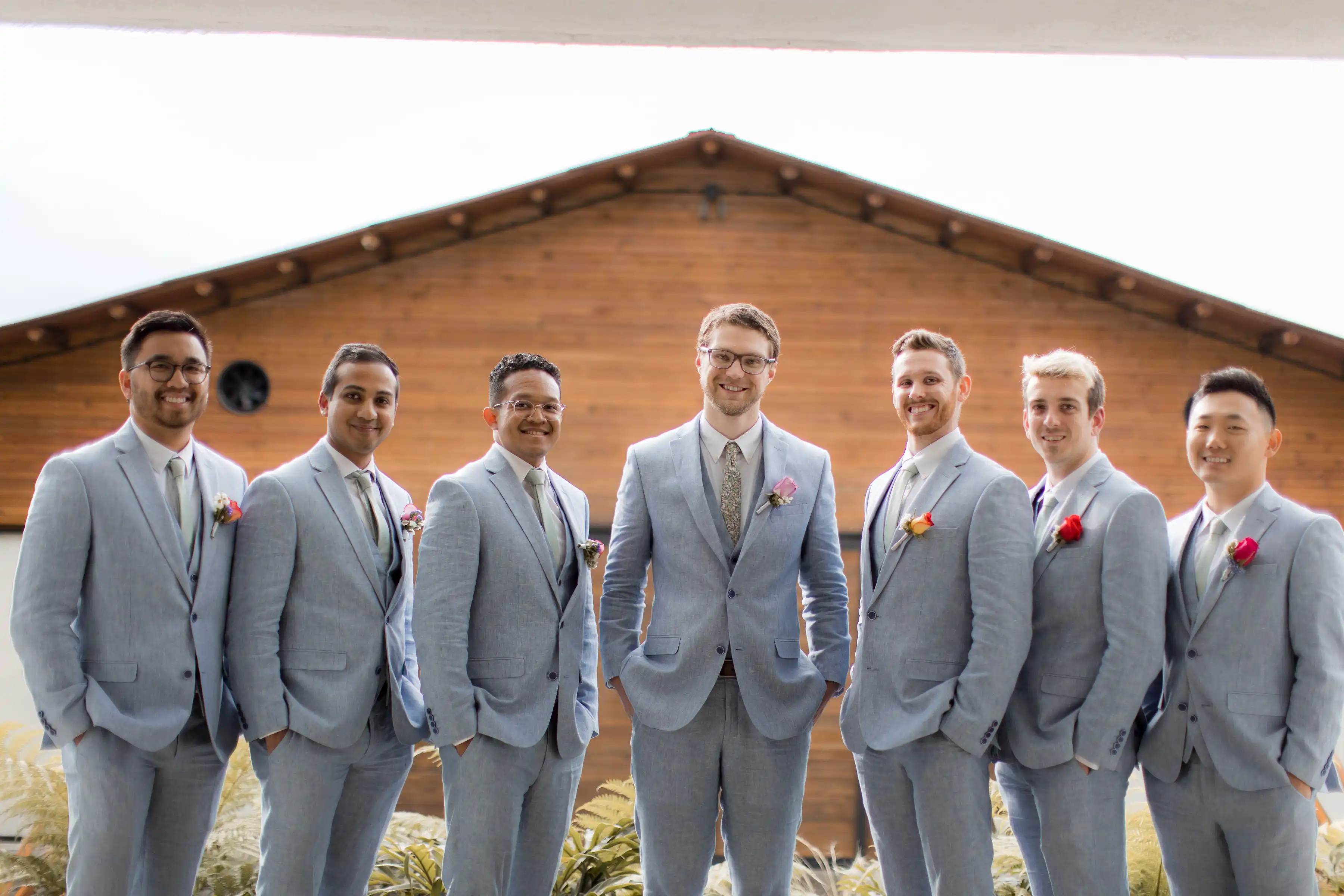 Dan acompañado antes de la ceremonia