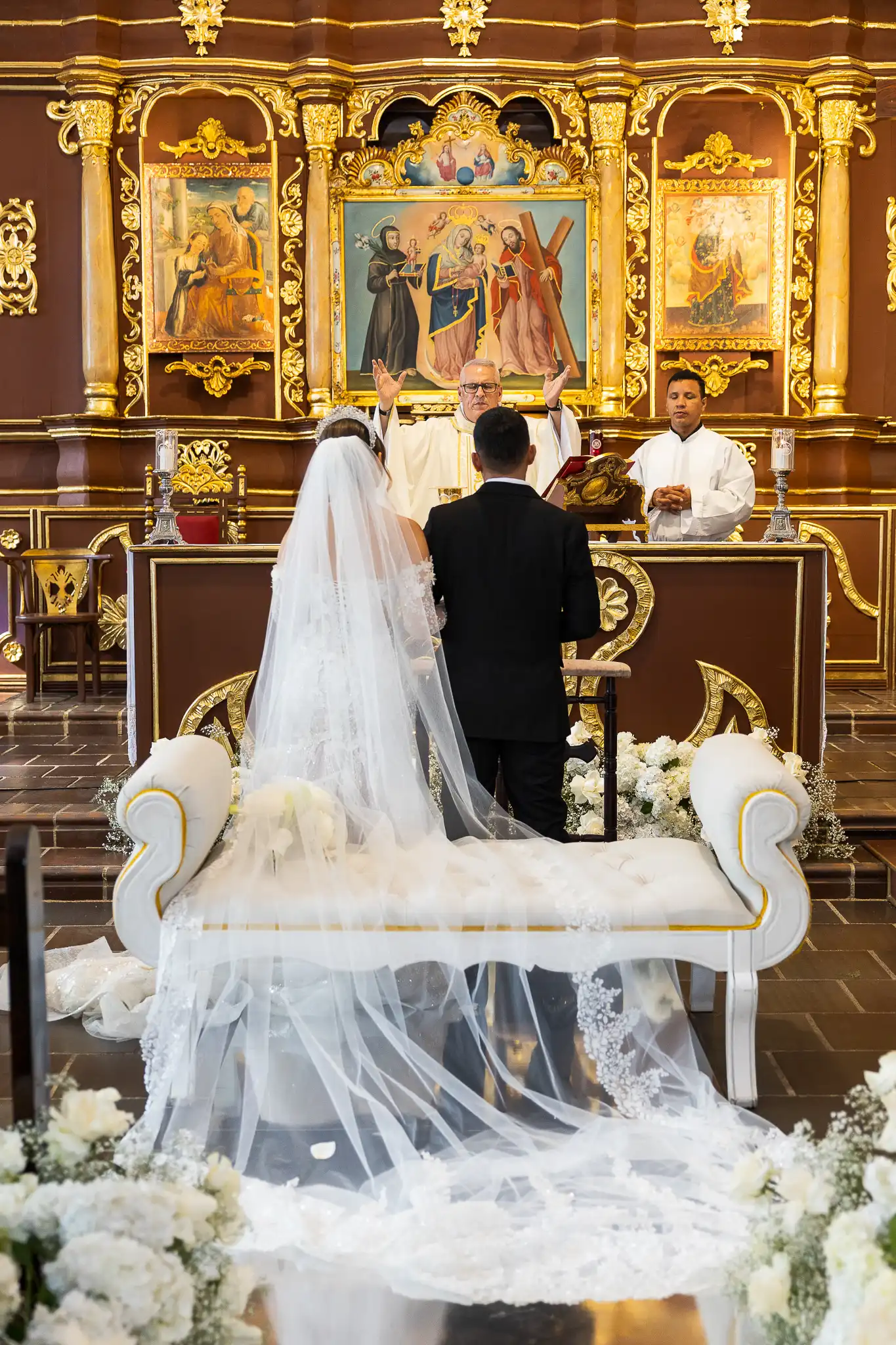Camila y Jonatan frente al altar