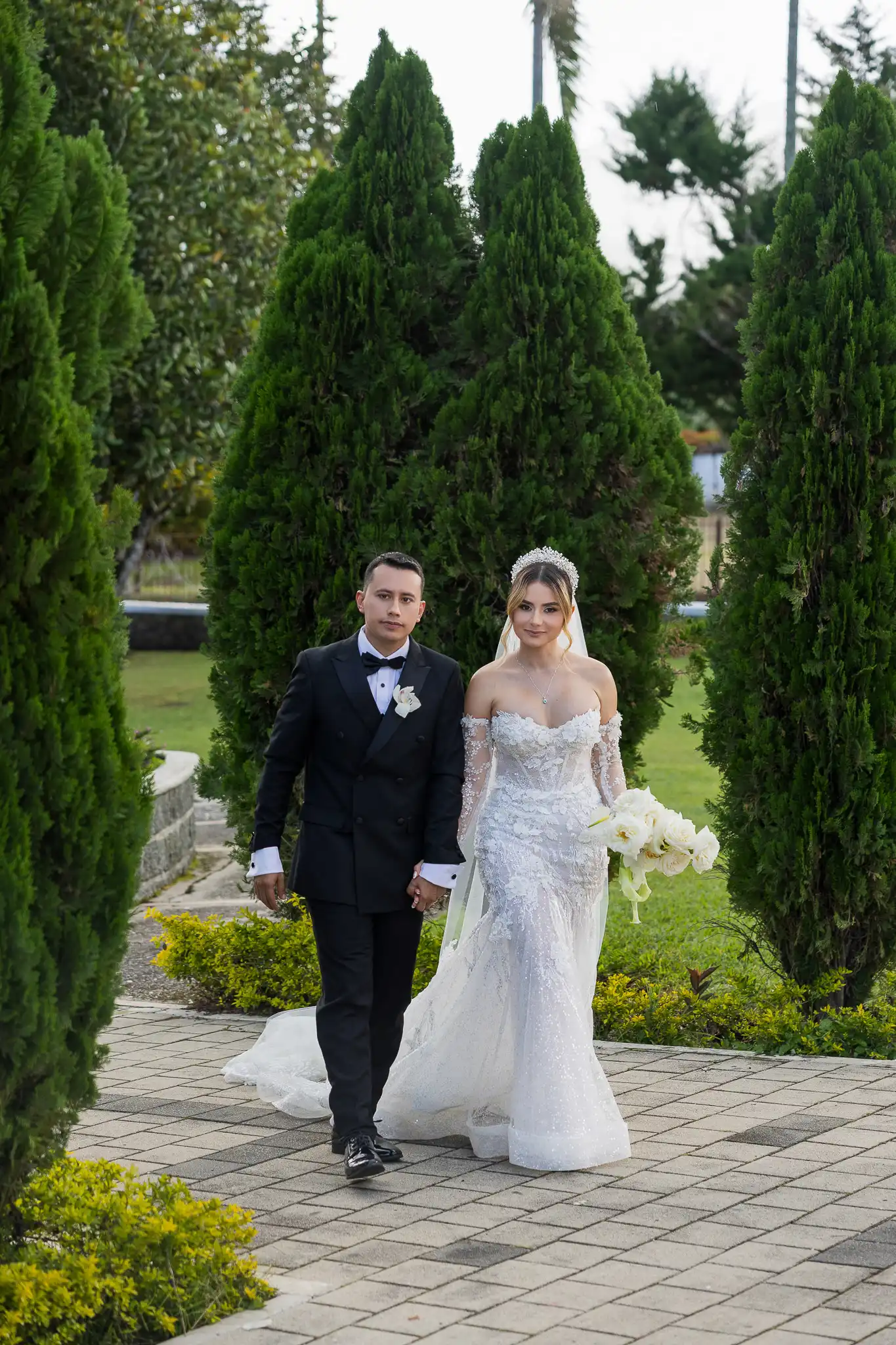 Camila y Jonatan caminando por los jardines