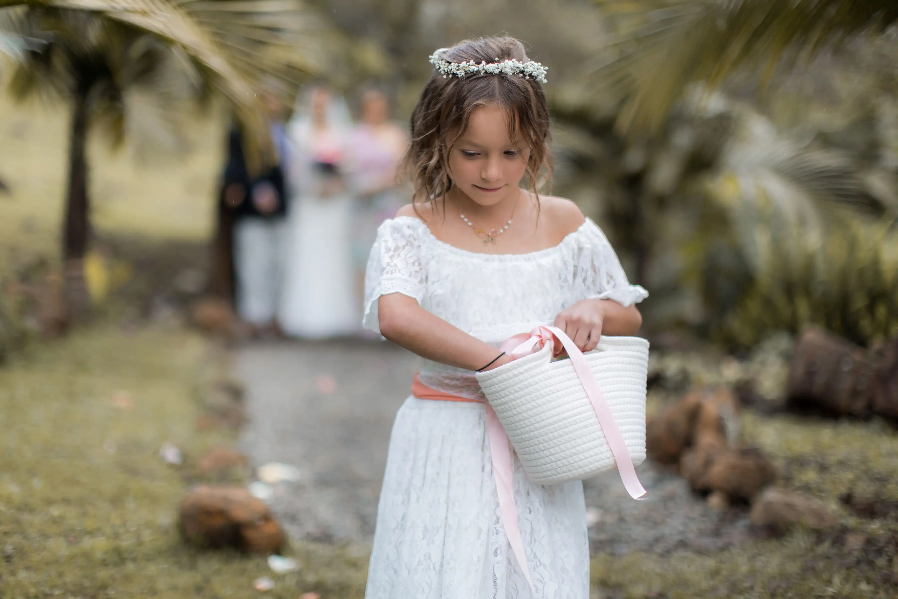 Niña del cortejo durante la ceremonia