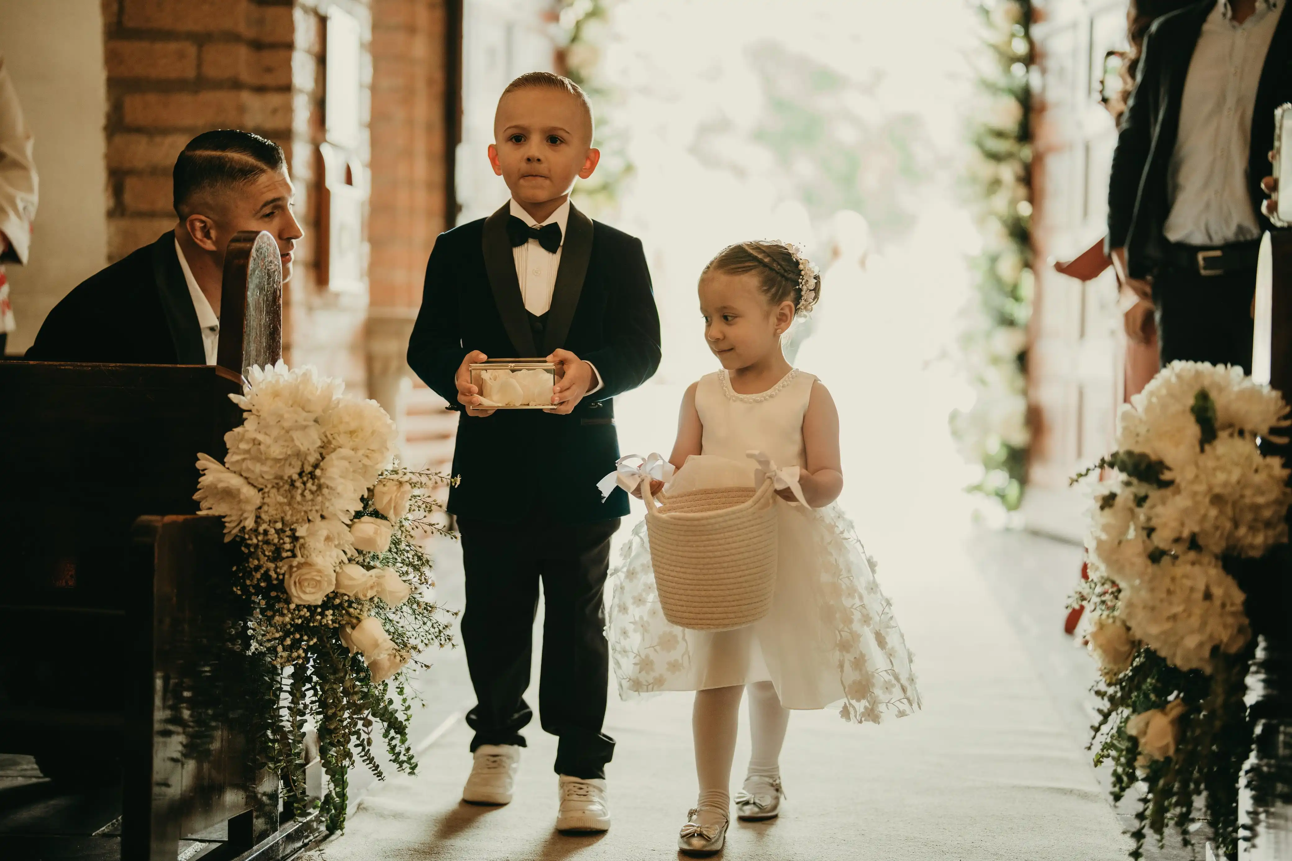 Niños del cortejo durante la ceremonia