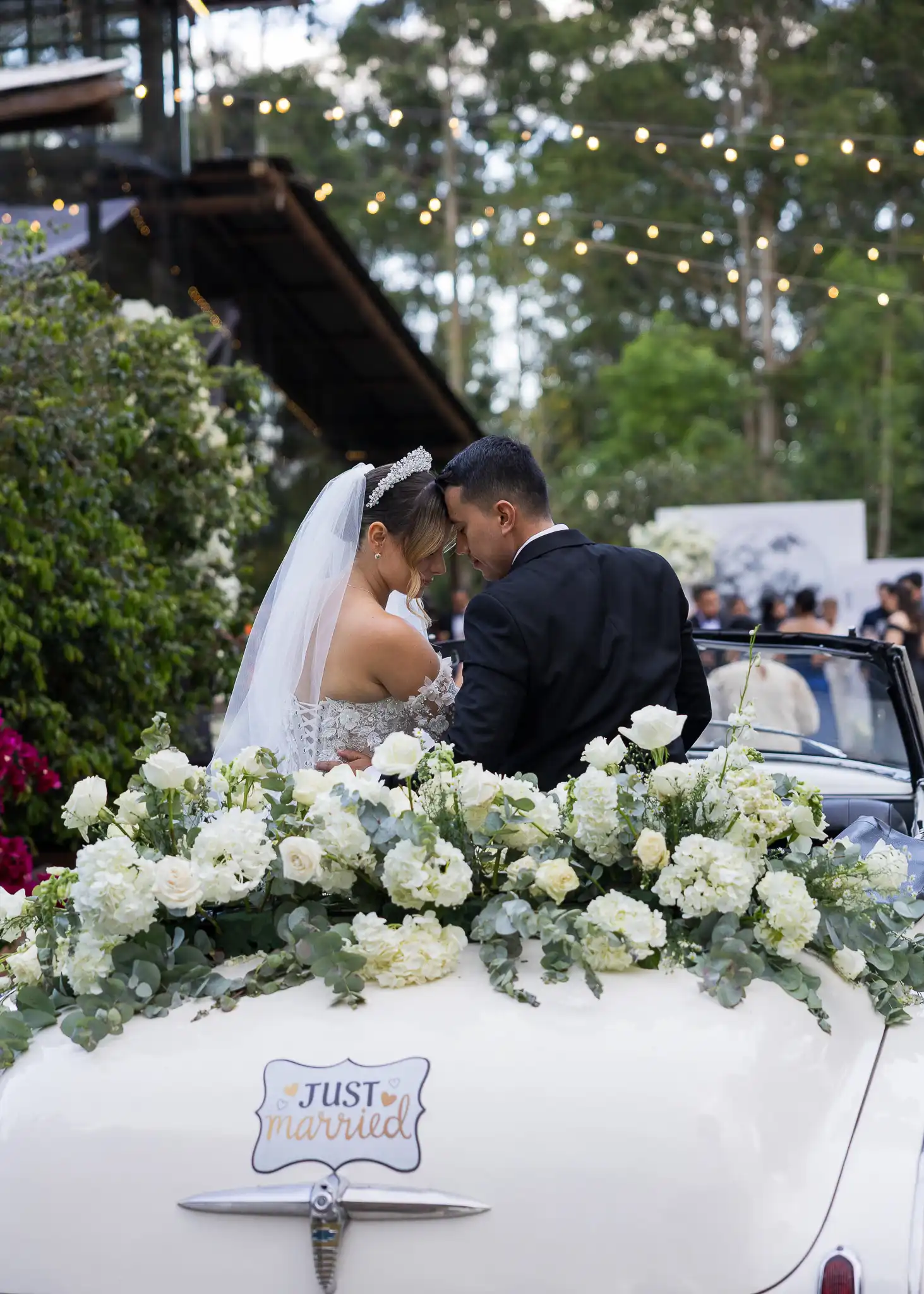 Beso de Camila y Jonatan junto al automóvil