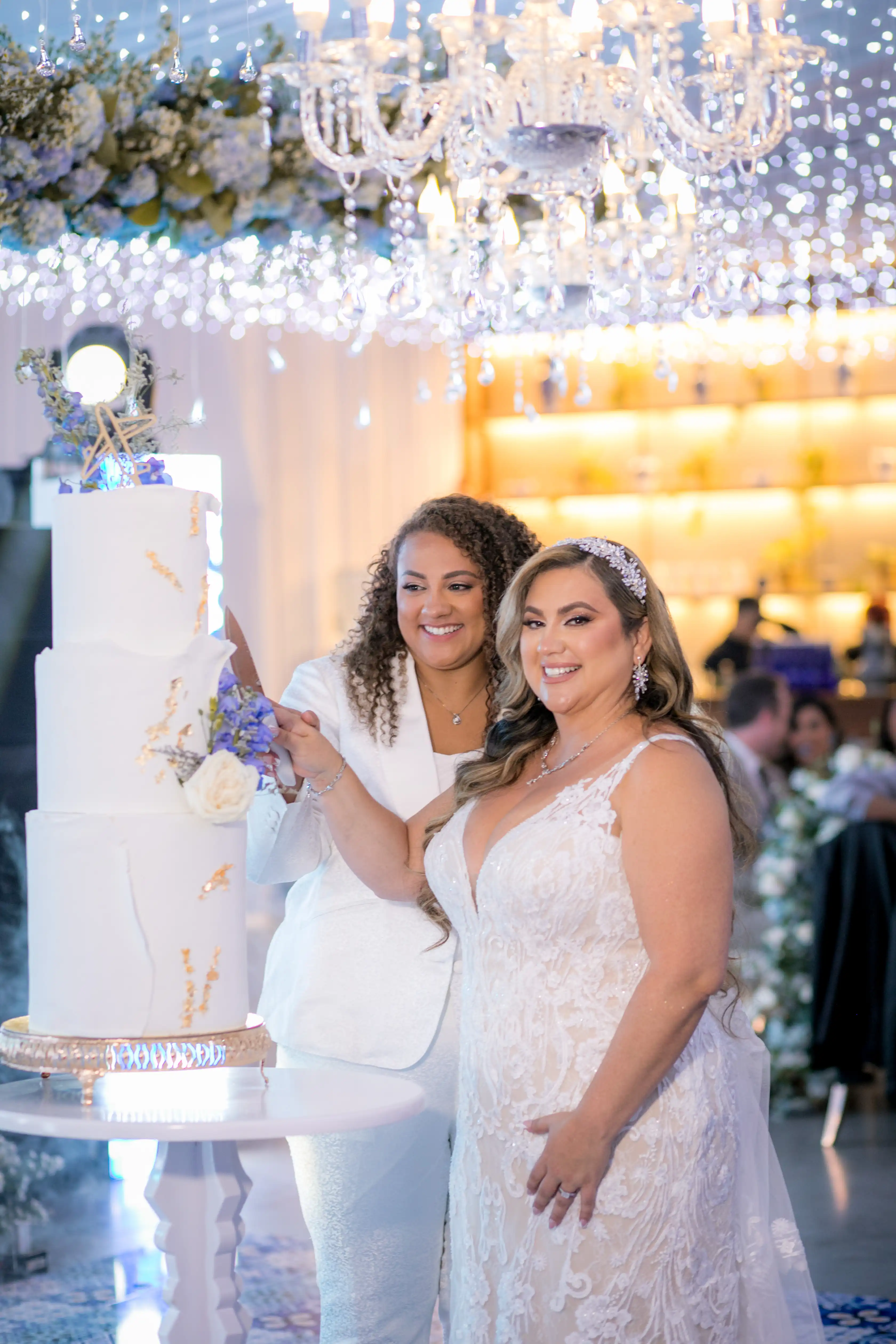 Andrea y Audreyanna junto al pastel