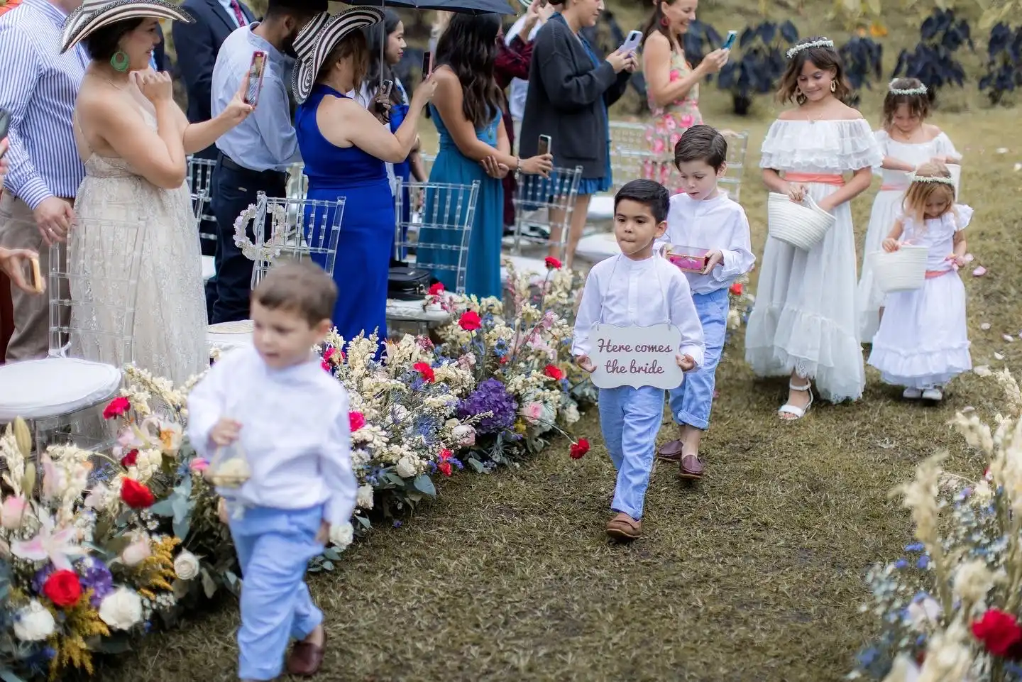 Niños del cortejo caminando entre los invitados