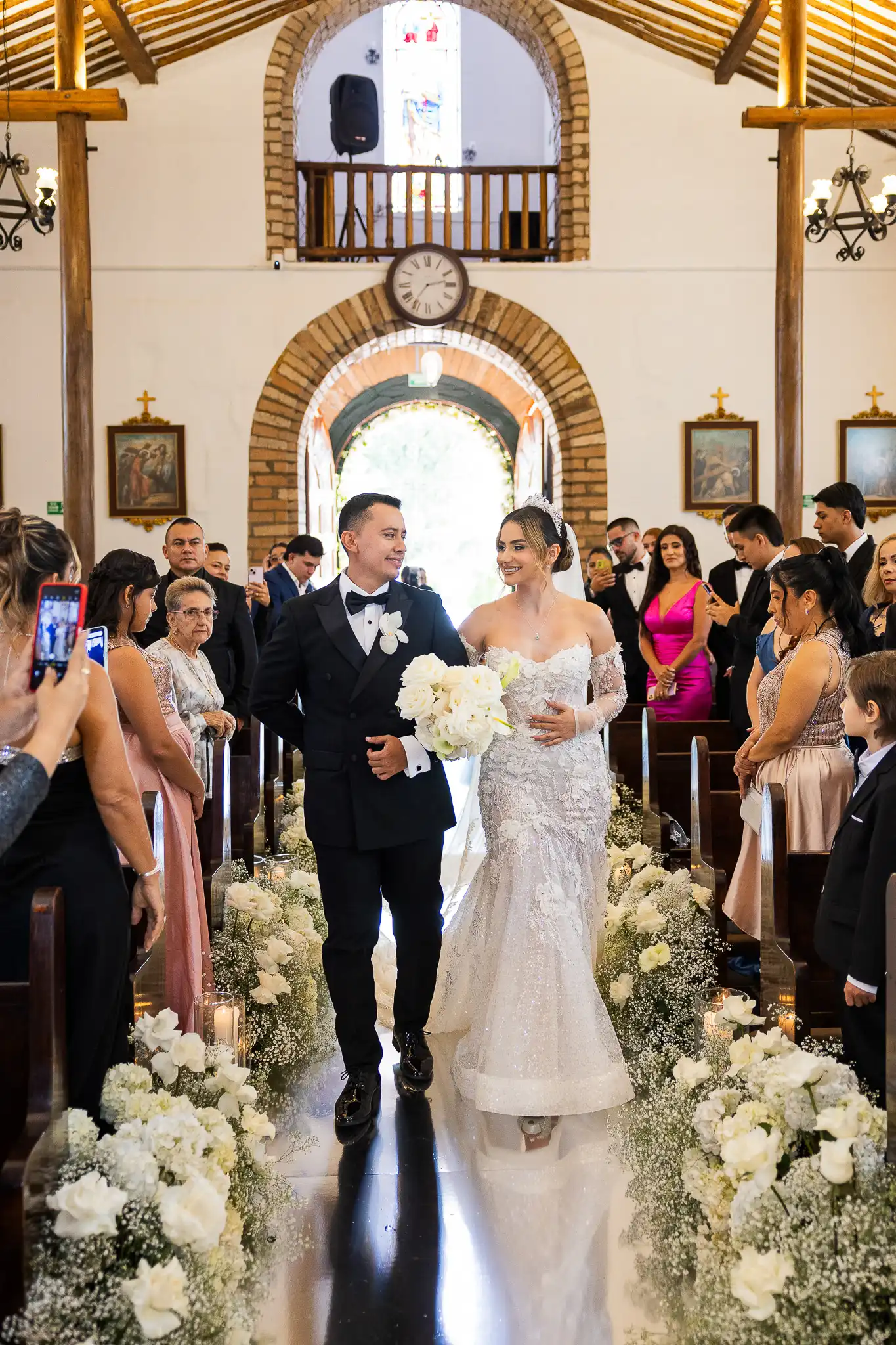 Camila y Jonatan saliendo de la ceremonia