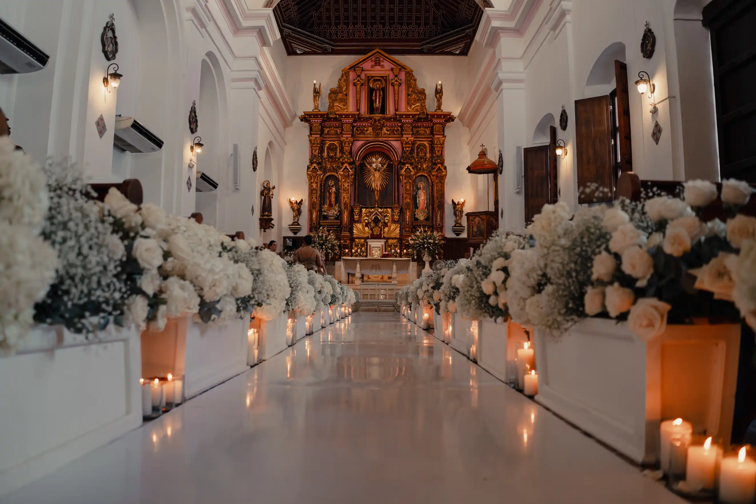 Iglesia preparada para la boda de Viviana y William