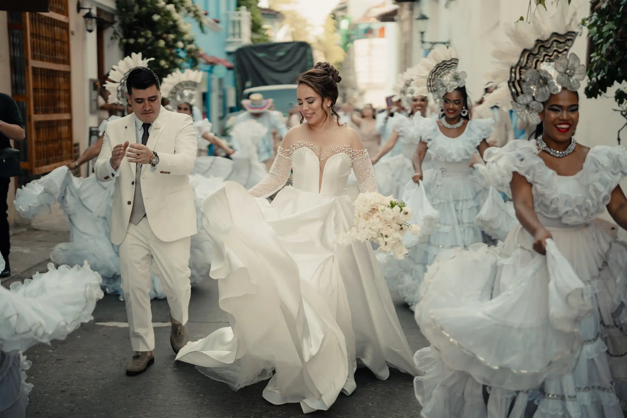 Viviana y William con la comparsa tradicional
