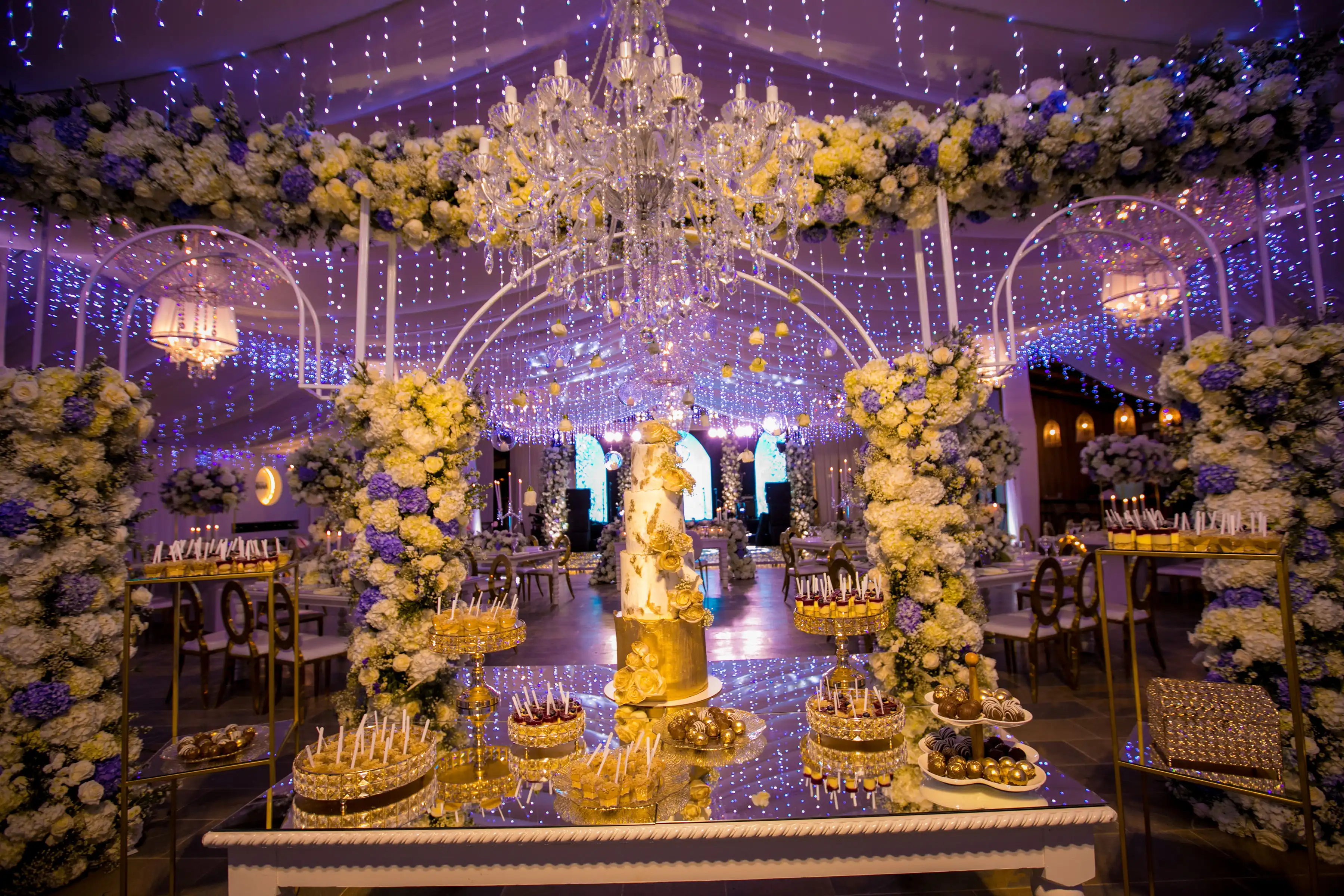 Montaje floral de recepción con iluminación violeta