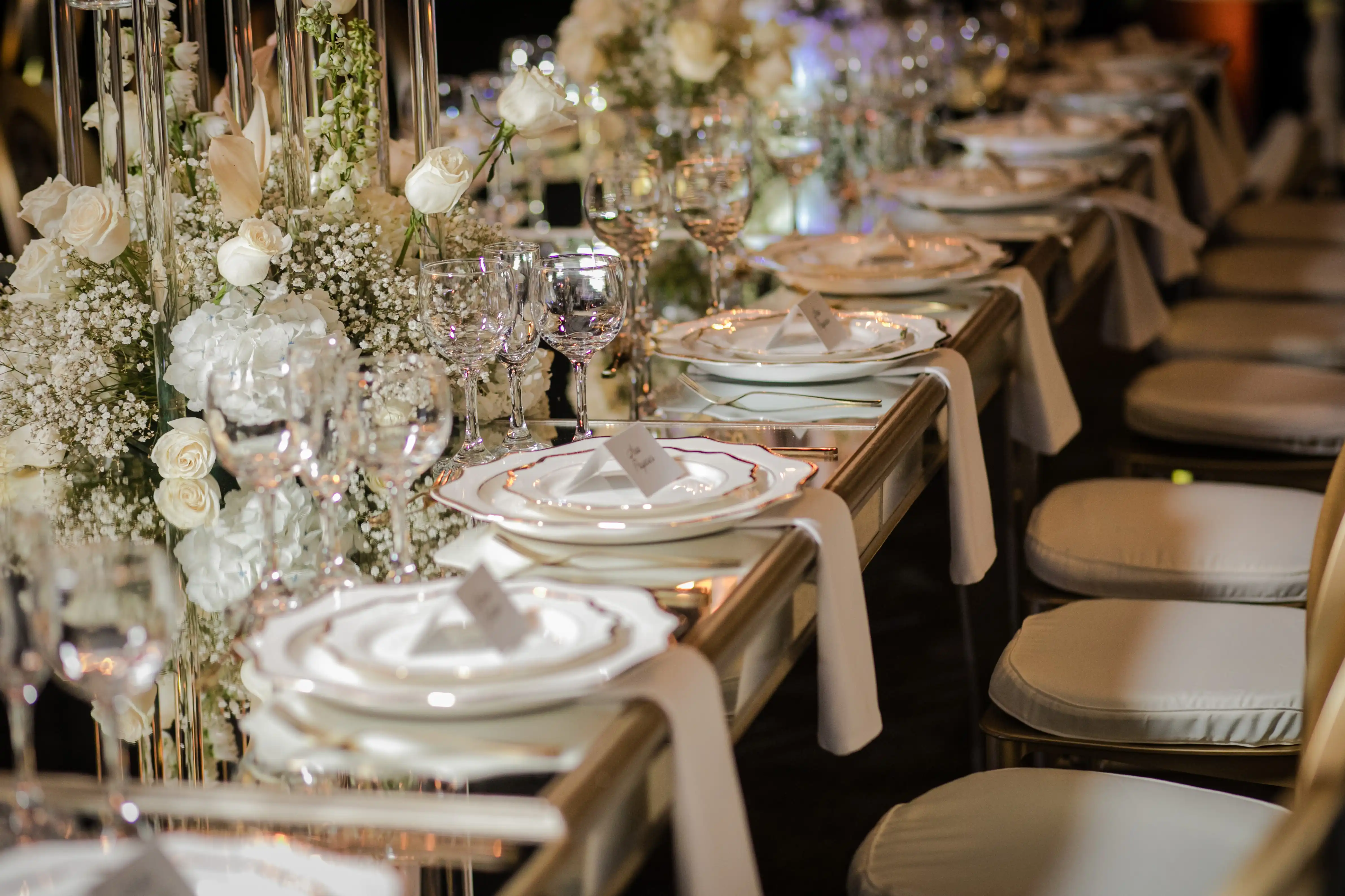 Mesa de boda con composición floral blanca
