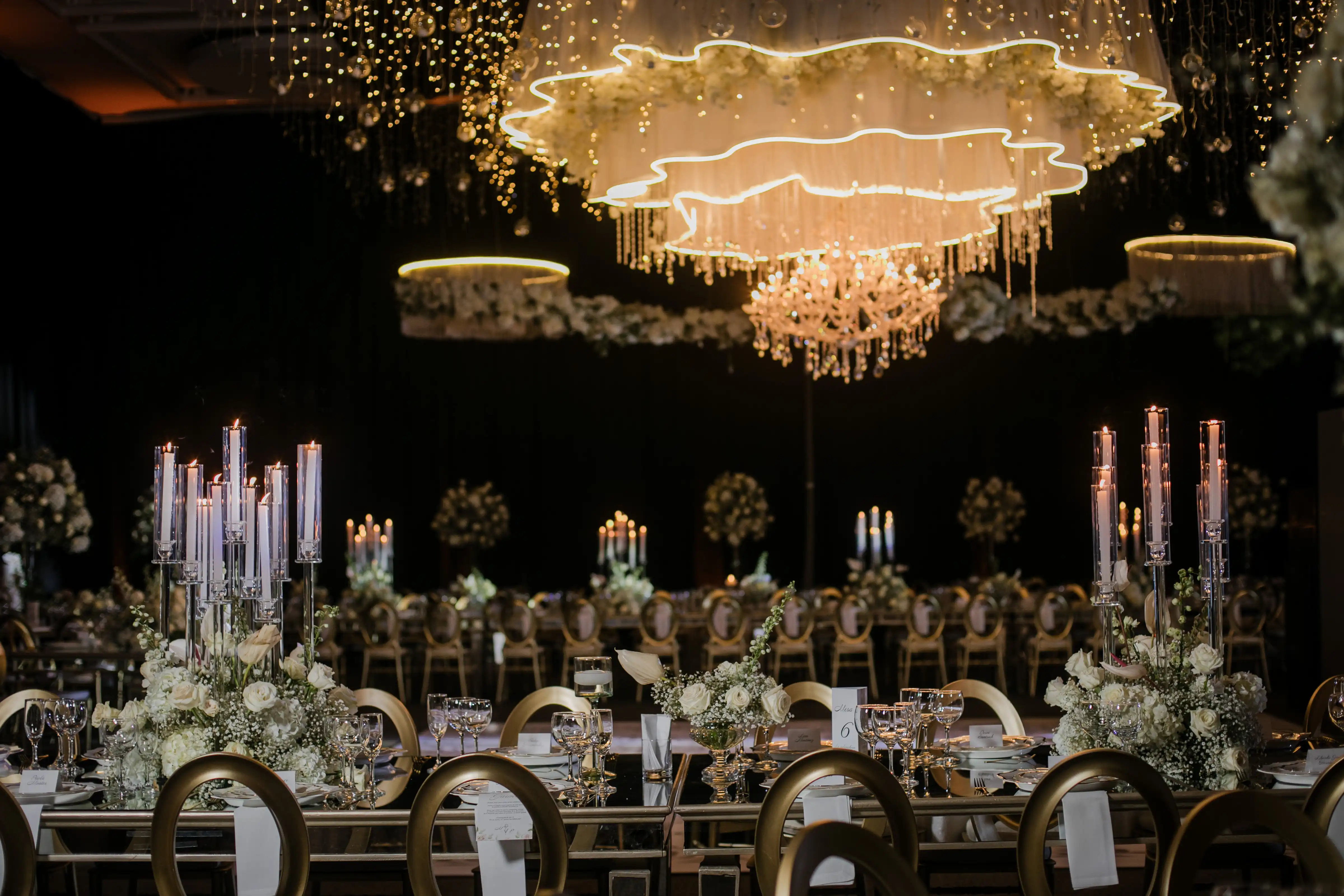 Recepción nocturna con candelabro floral