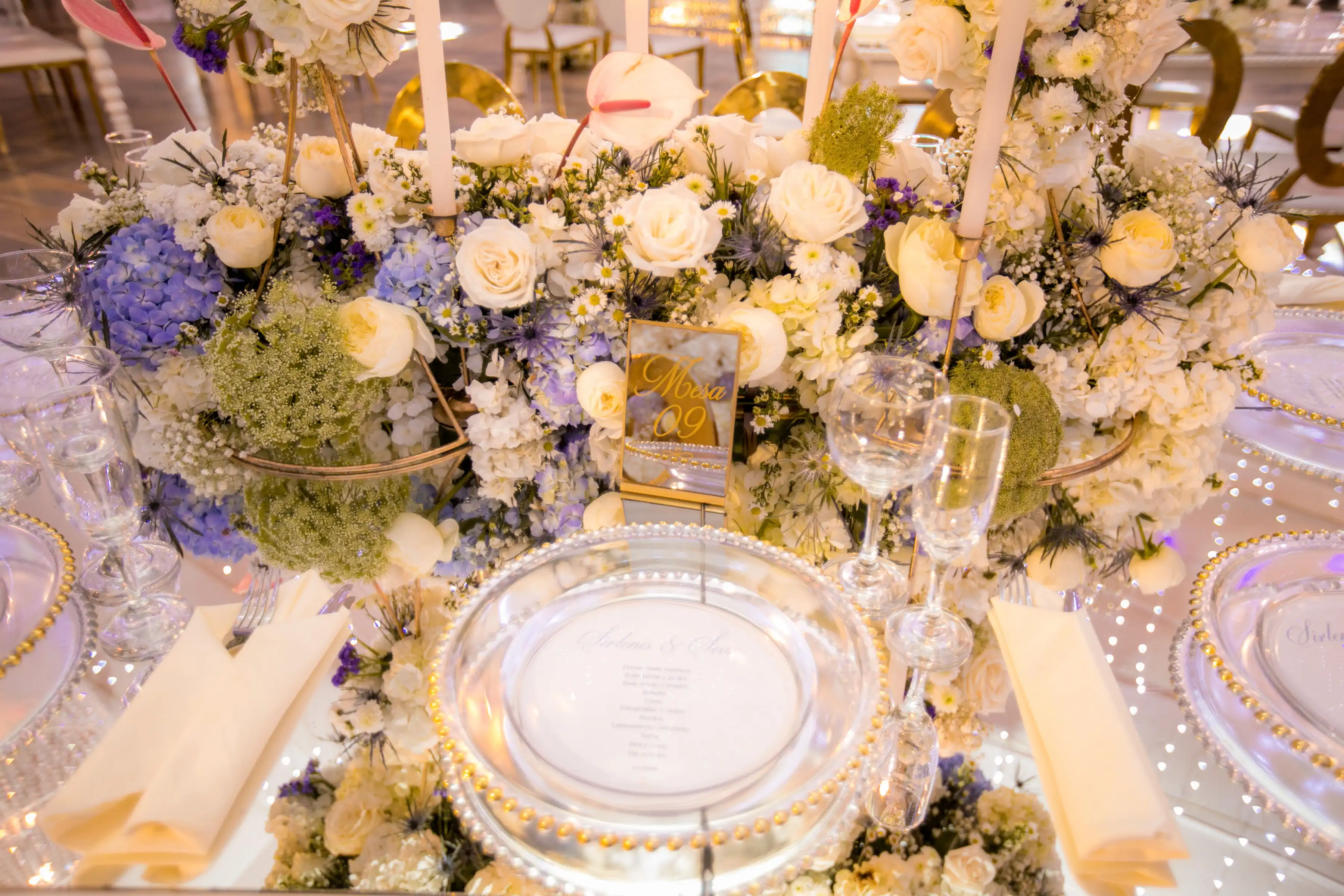 Puesto de mesa rodeado de flores blancas
