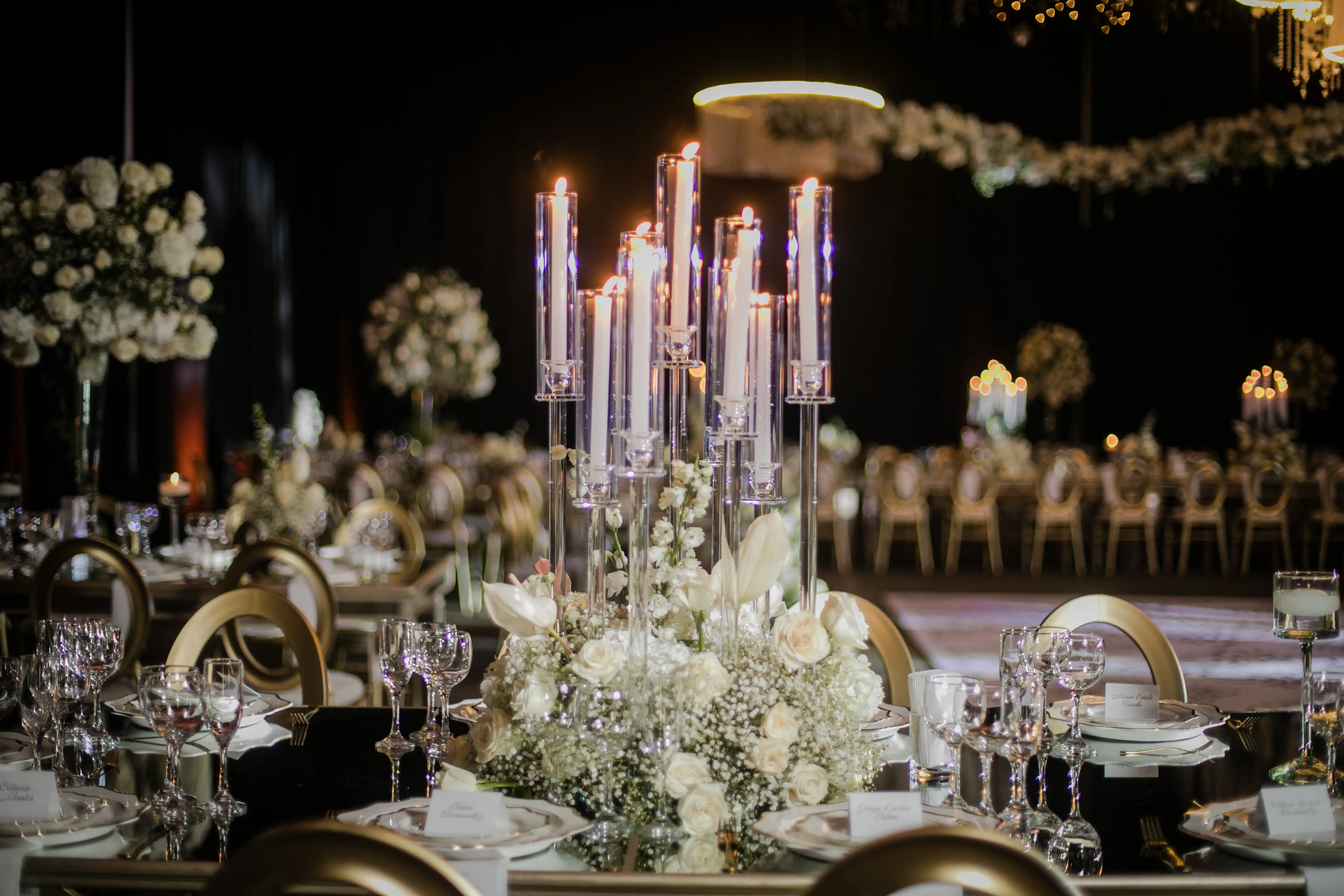 Centro de mesa blanco con velas altas
