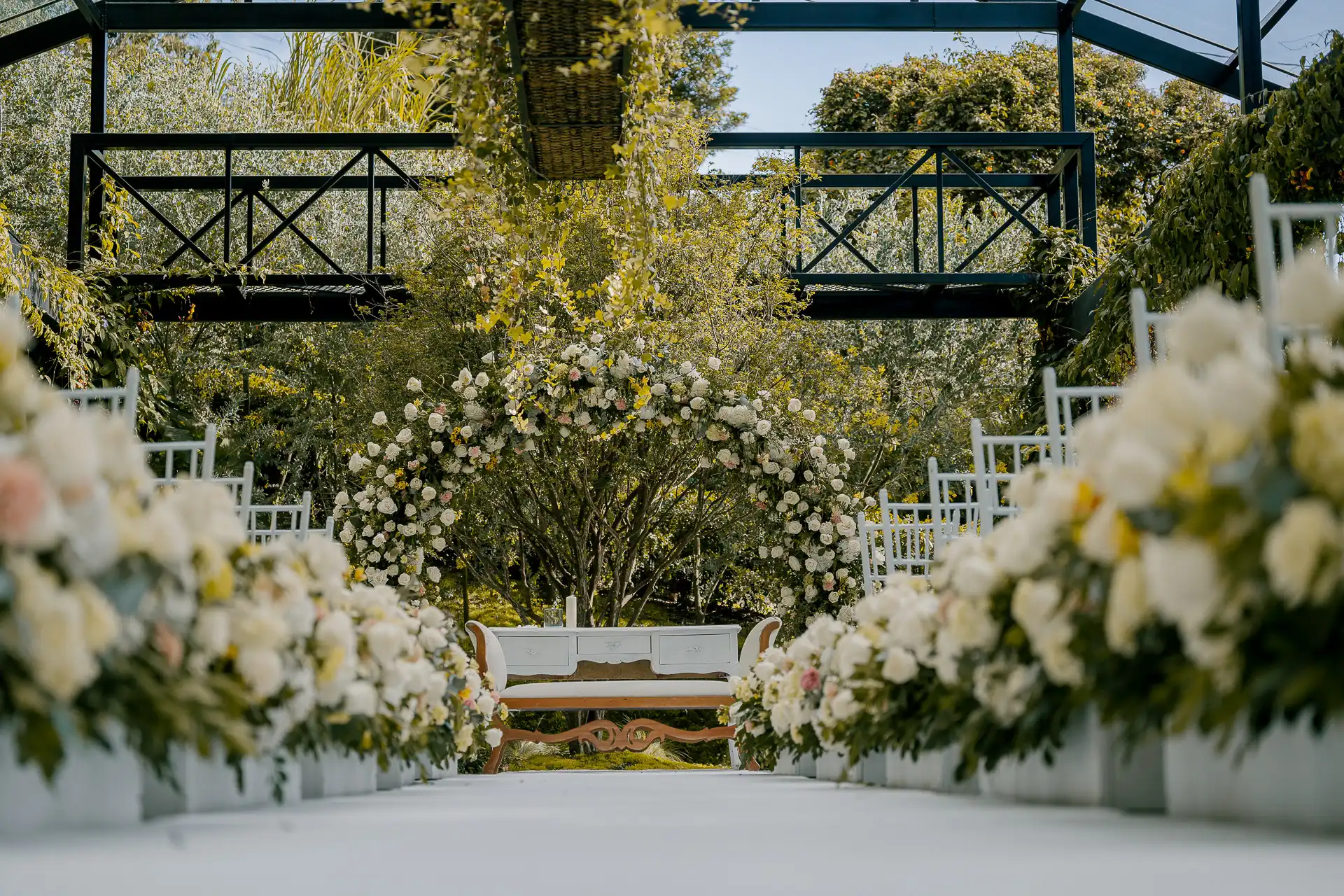 Ceremonia al aire libre con flores blancas