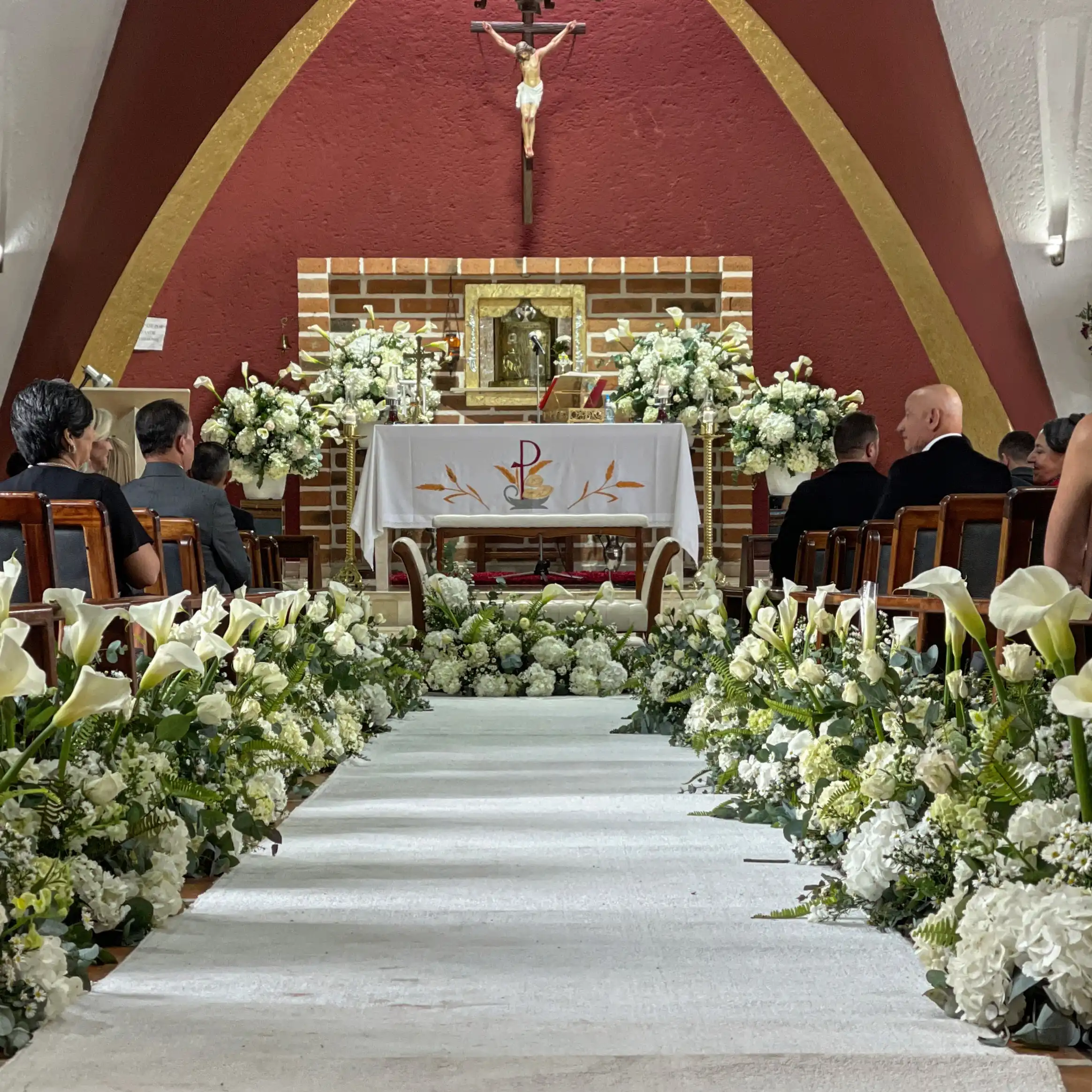 Altar de iglesia enmarcado con flores blancas