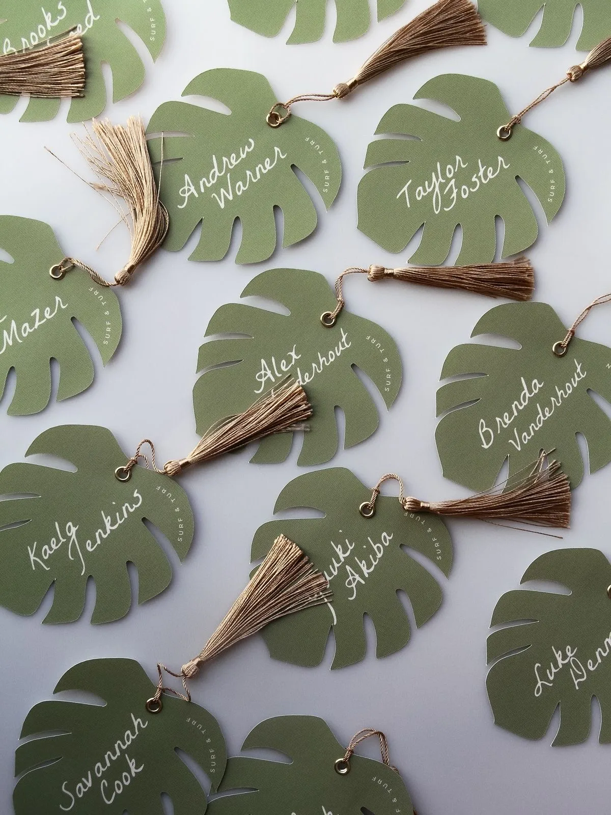 Tarjetas de invitados sobre hojas verdes