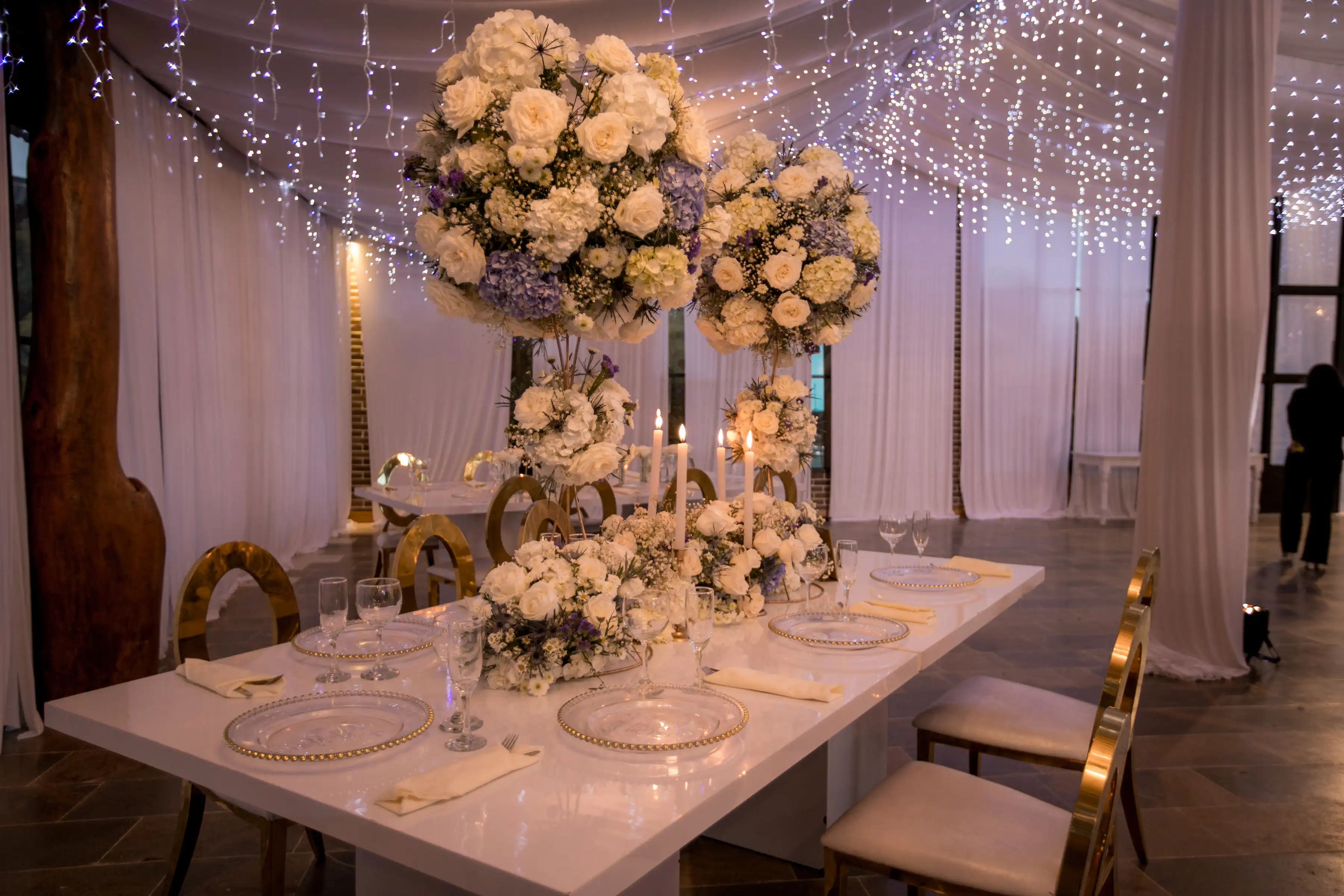 Mesa principal con arreglo floral elevado