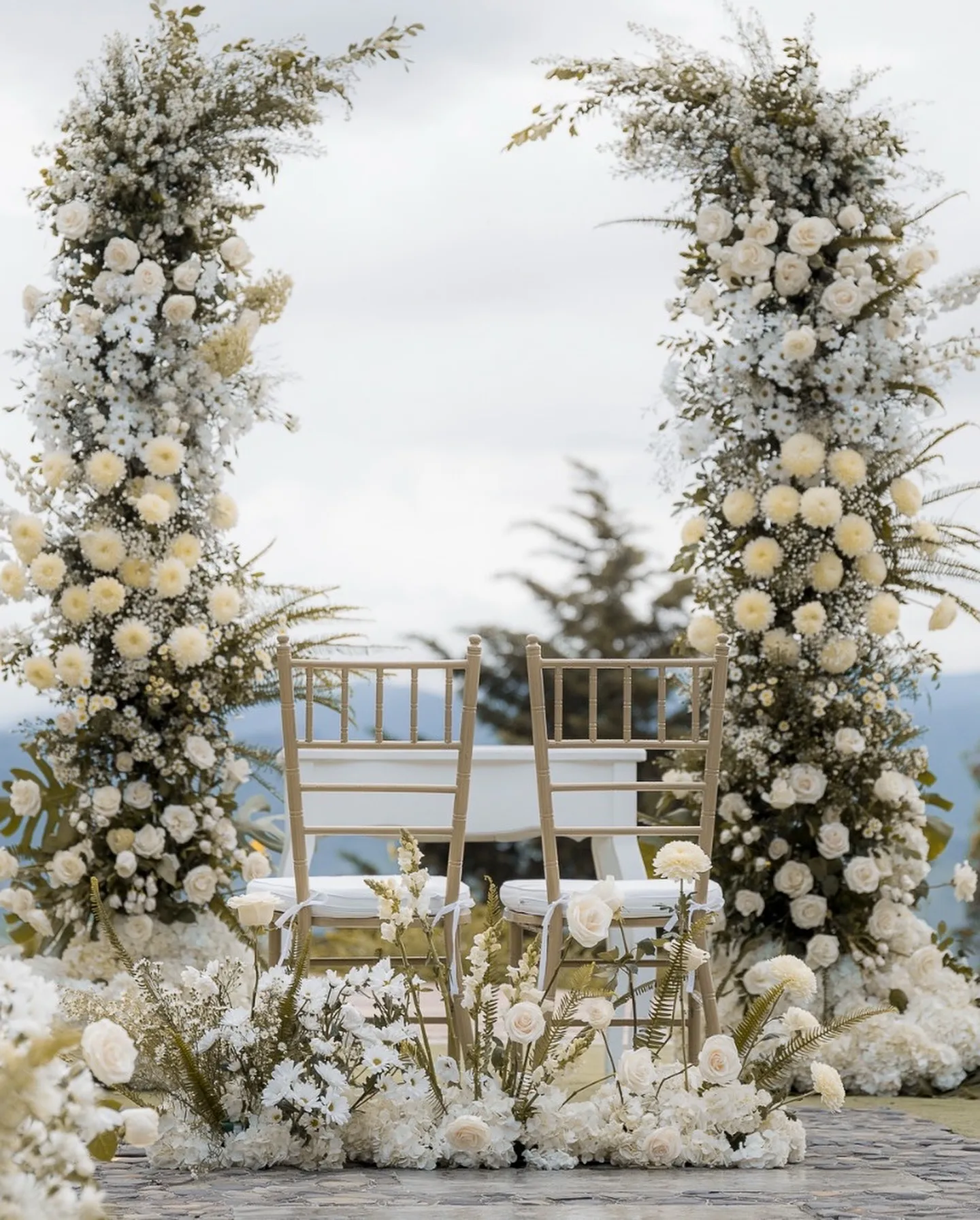 Arco ceremonial de flores blancas