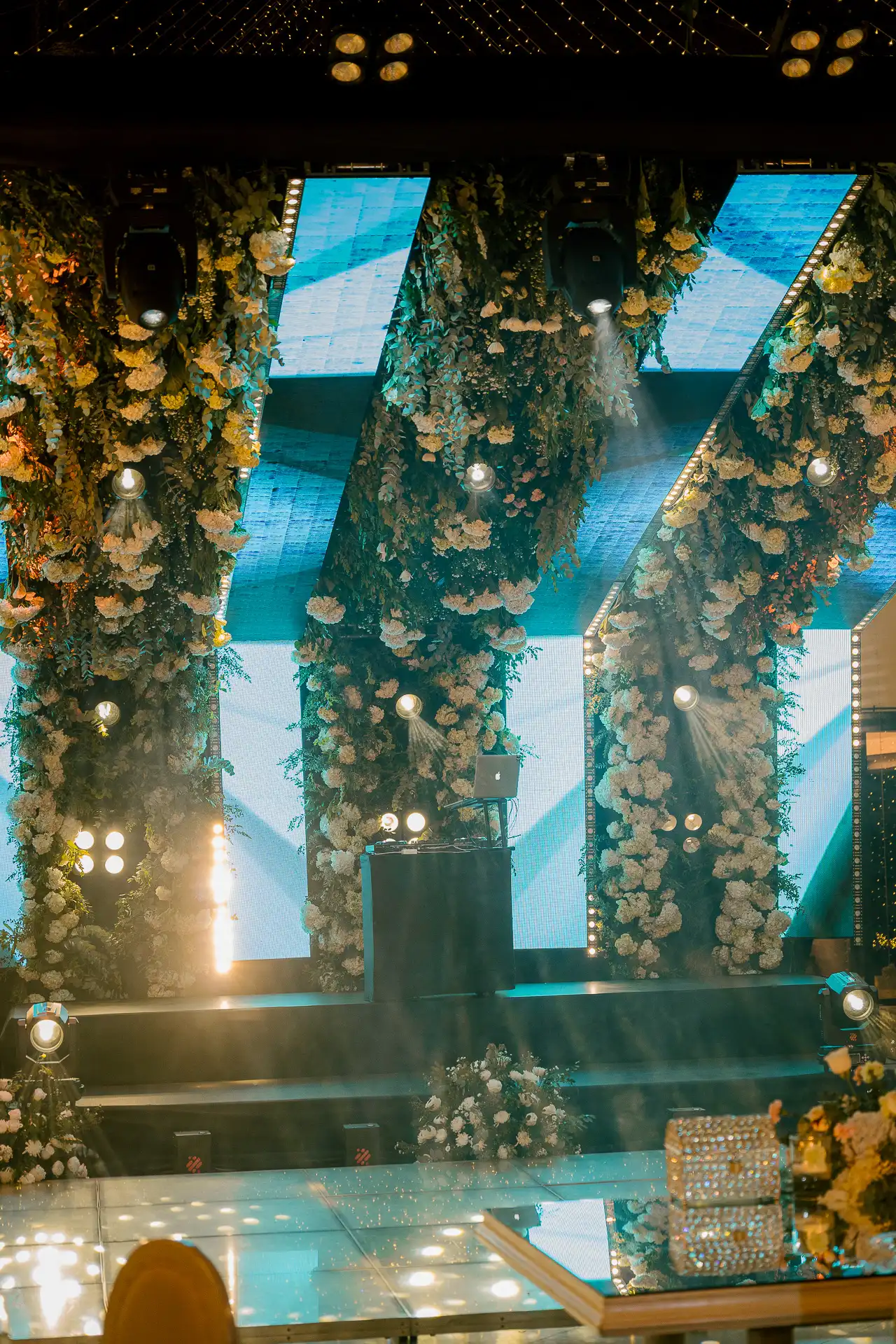 Instalación de flores suspendidas