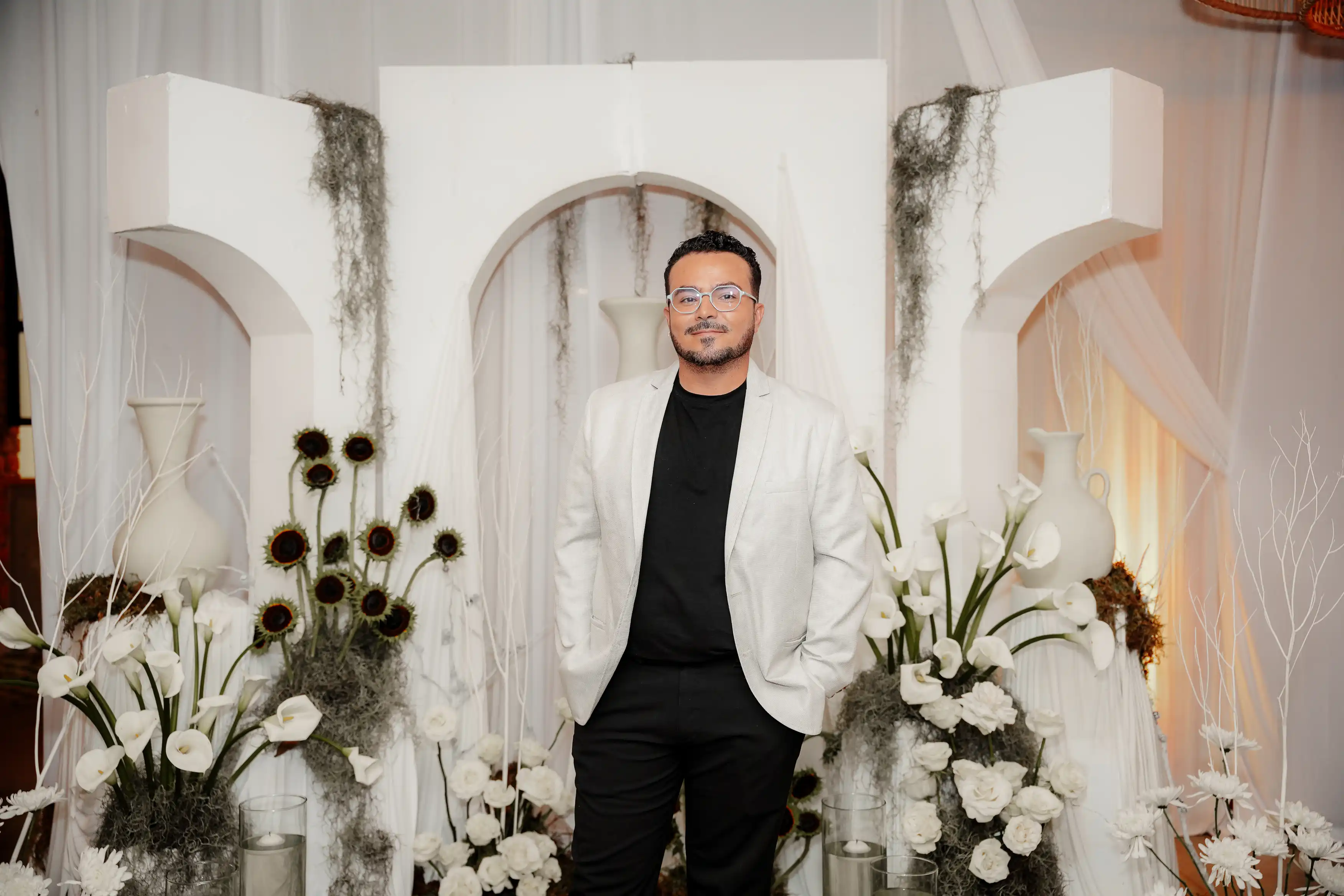 Diseño floral monocromático en espacio blanco