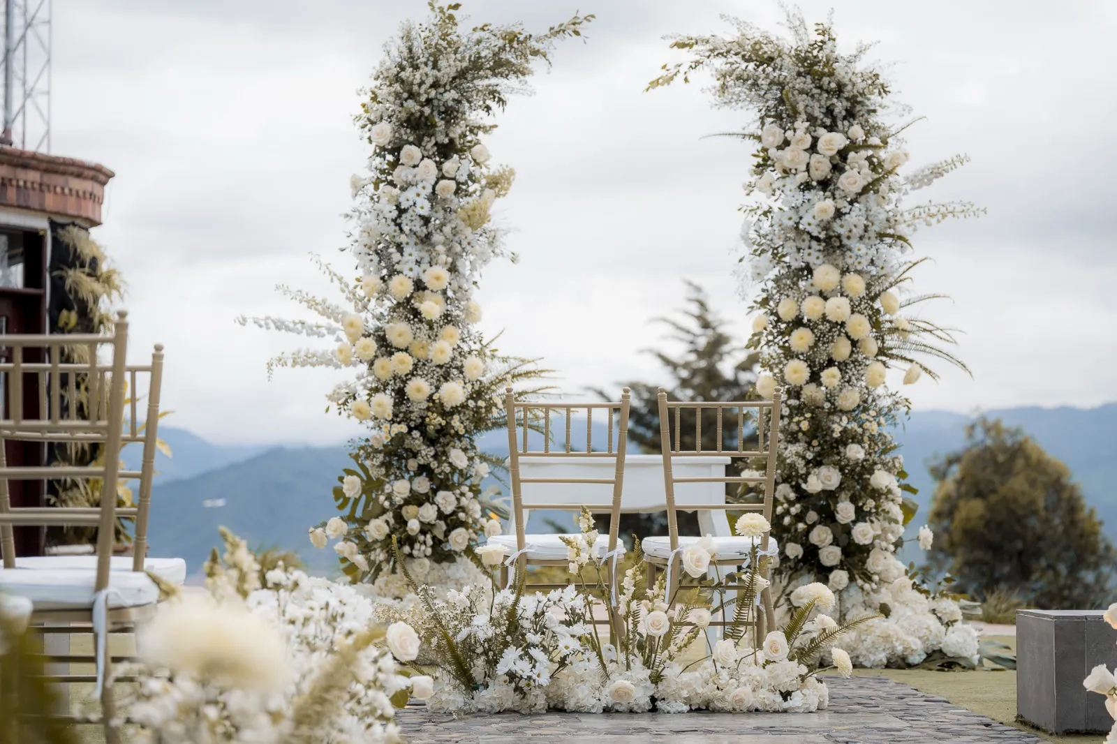 Altar exterior con columnas de flores blancas