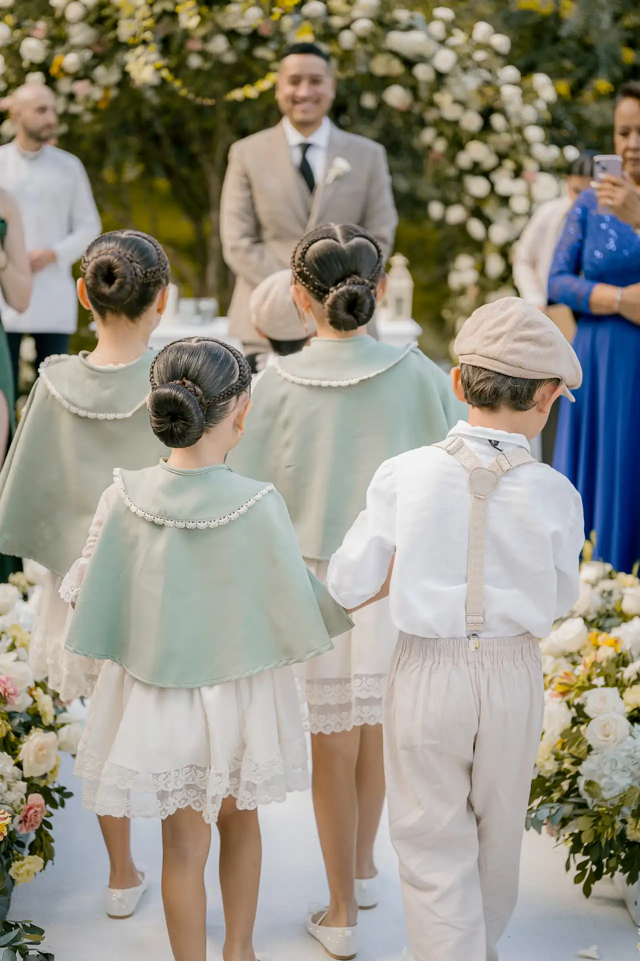 Celebración infantil con detalles florales