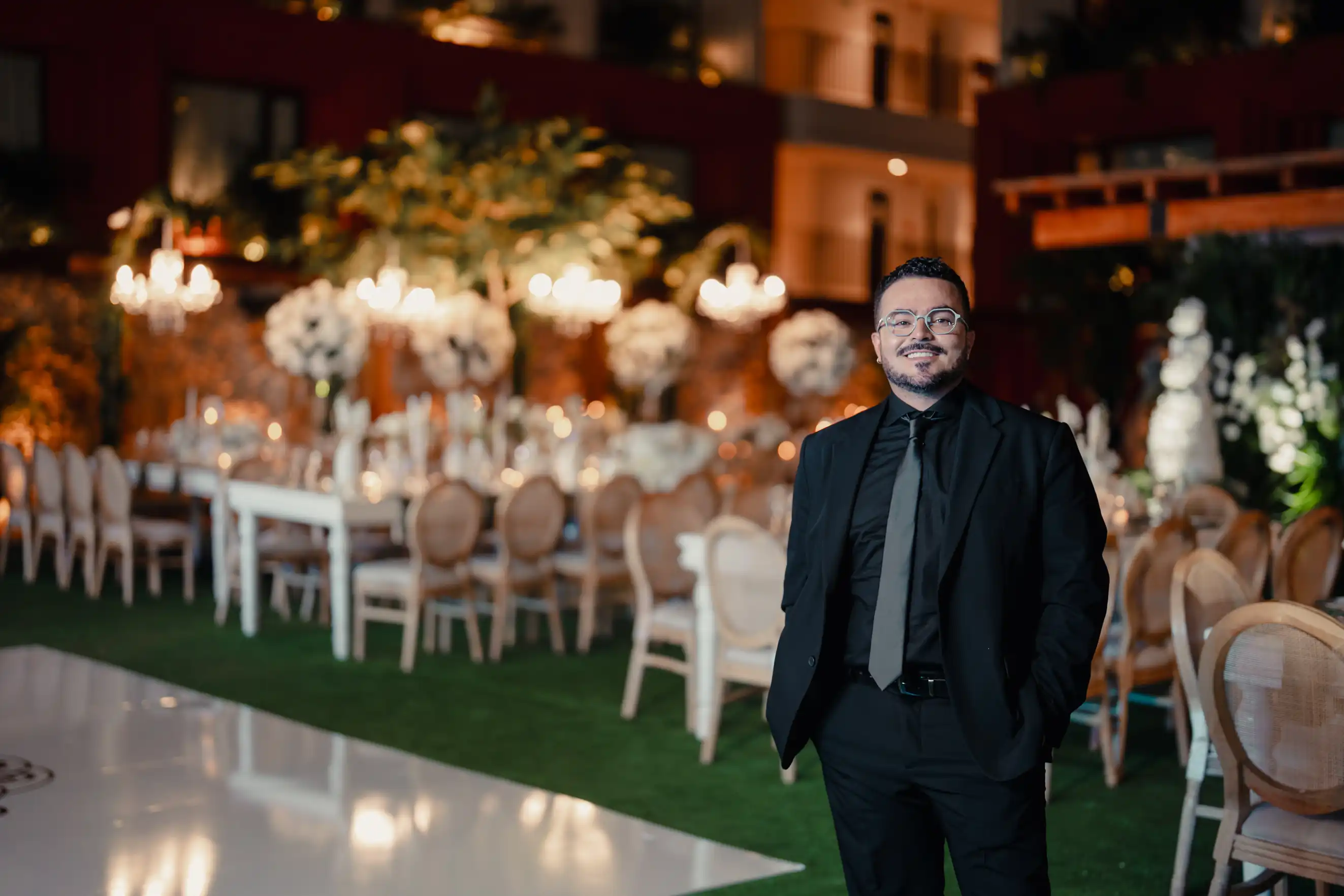 Recepción nocturna con decoración floral cálida