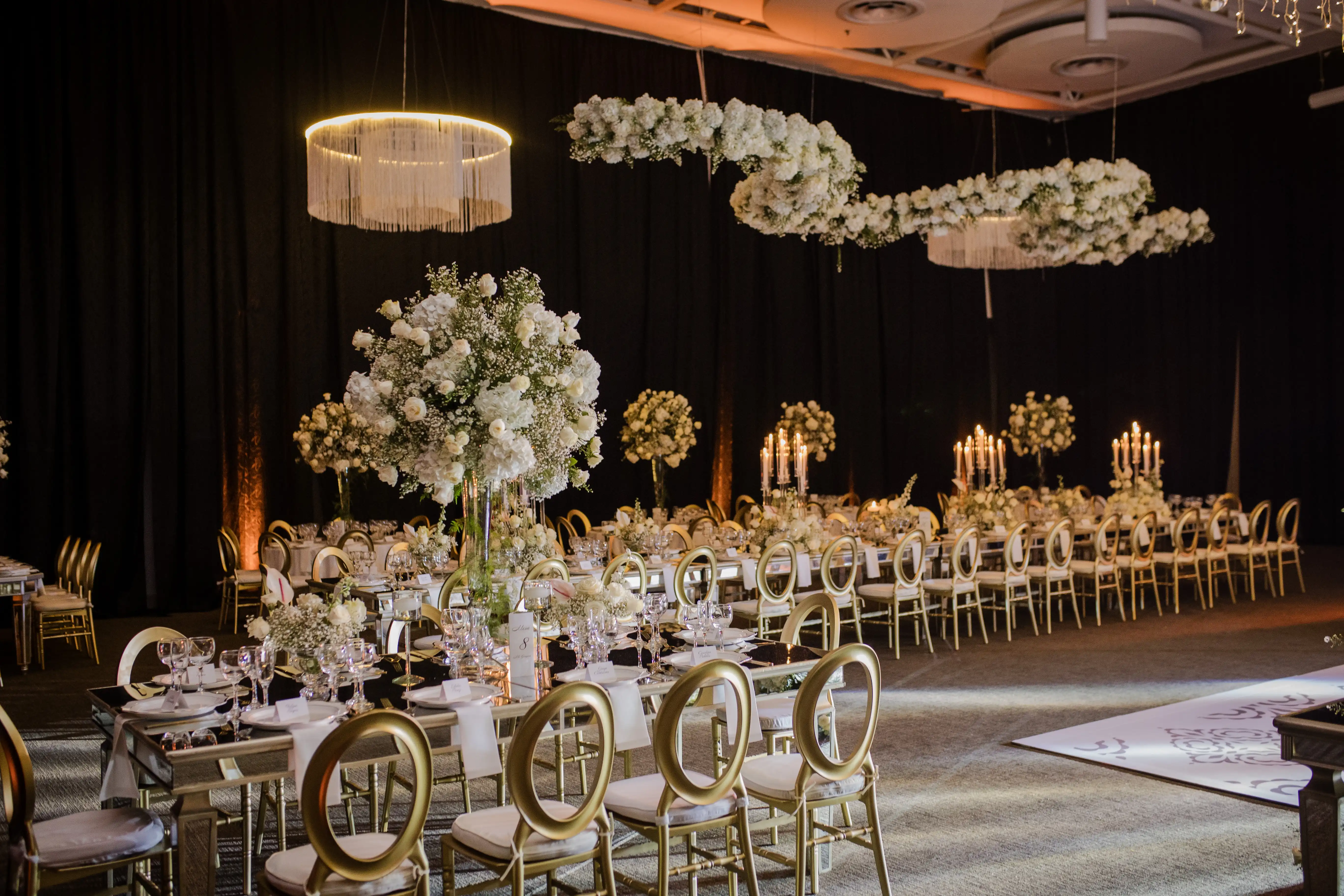 Gran recepción con jardines florales suspendidos