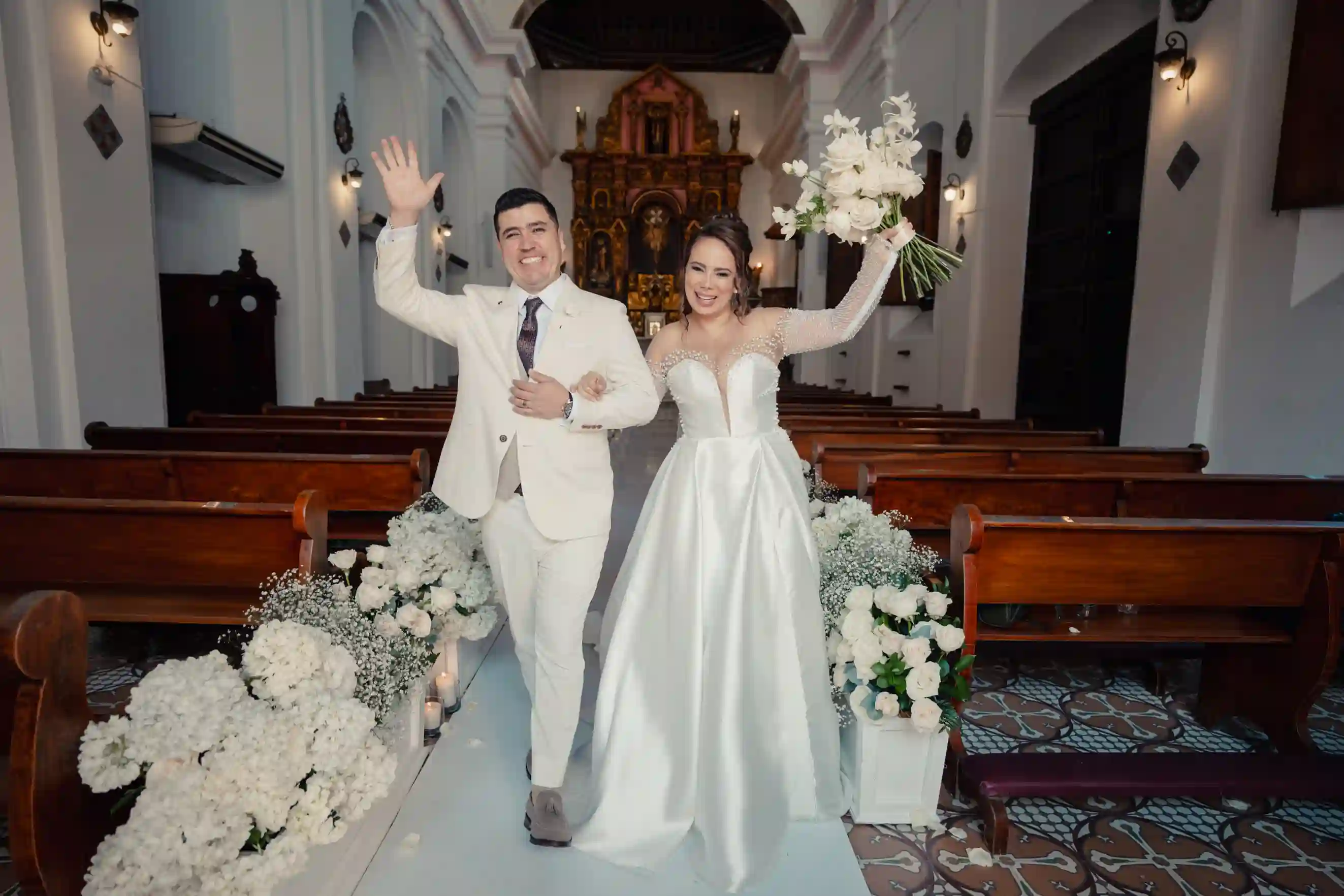 Viviana y William celebrando en la iglesia