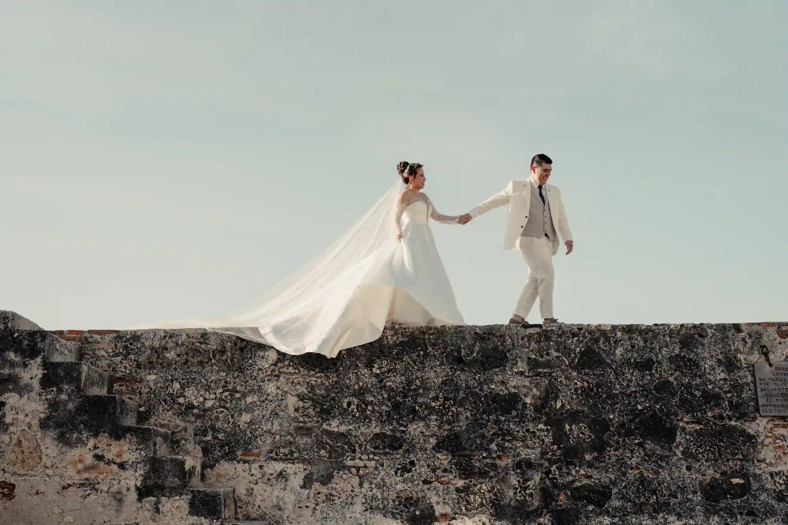Viviana y William junto a la muralla