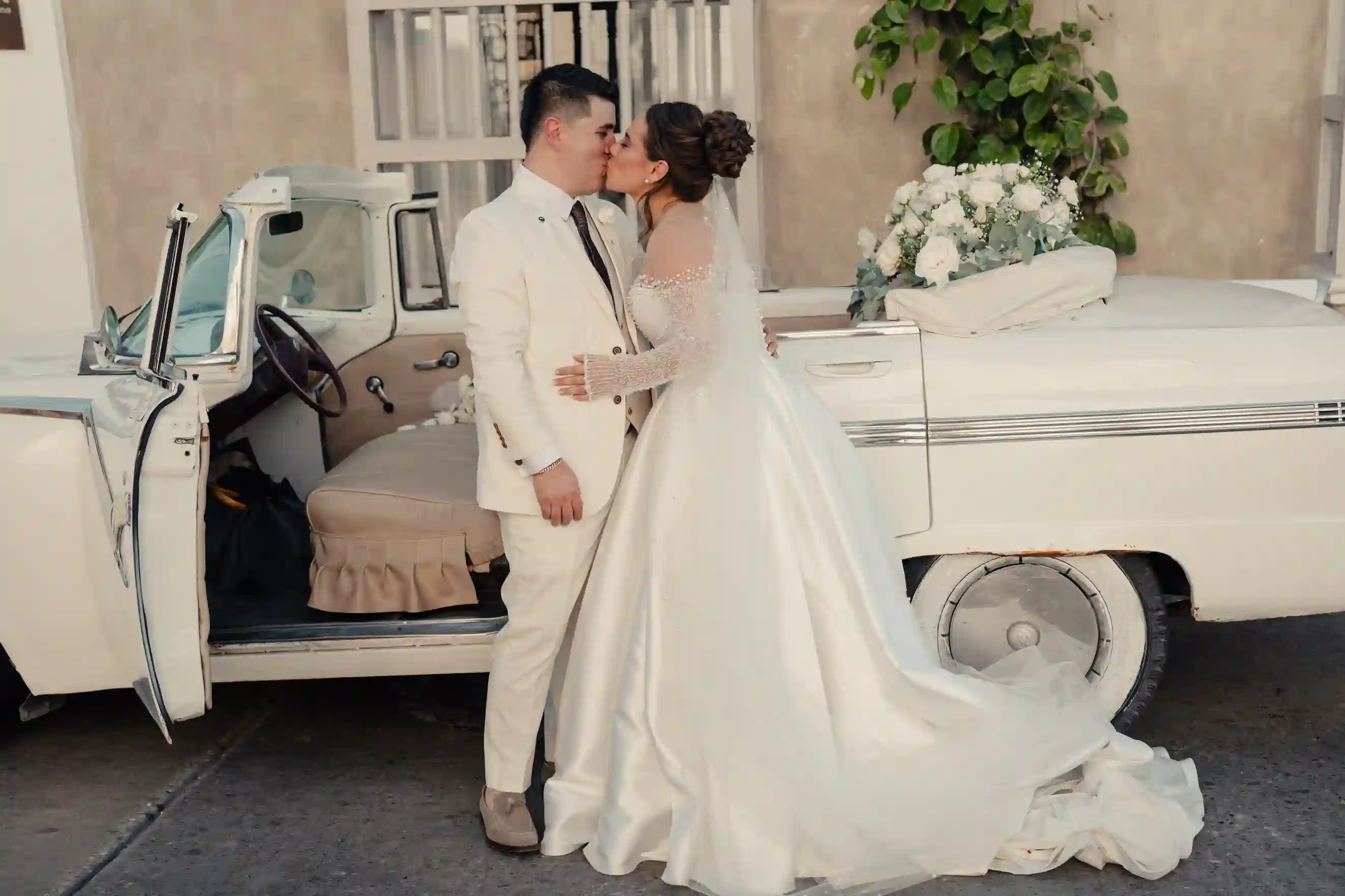Viviana y William junto a un automóvil clásico