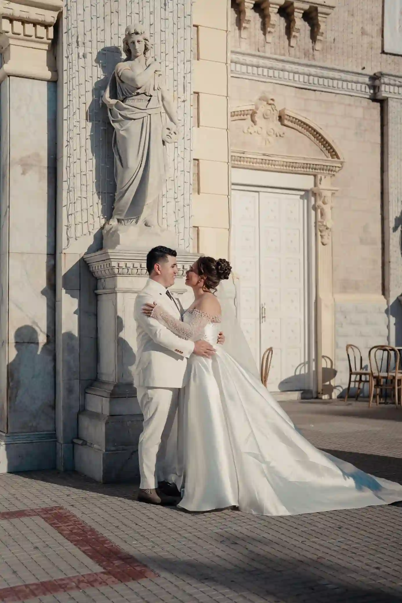 Viviana y William a la salida de la iglesia