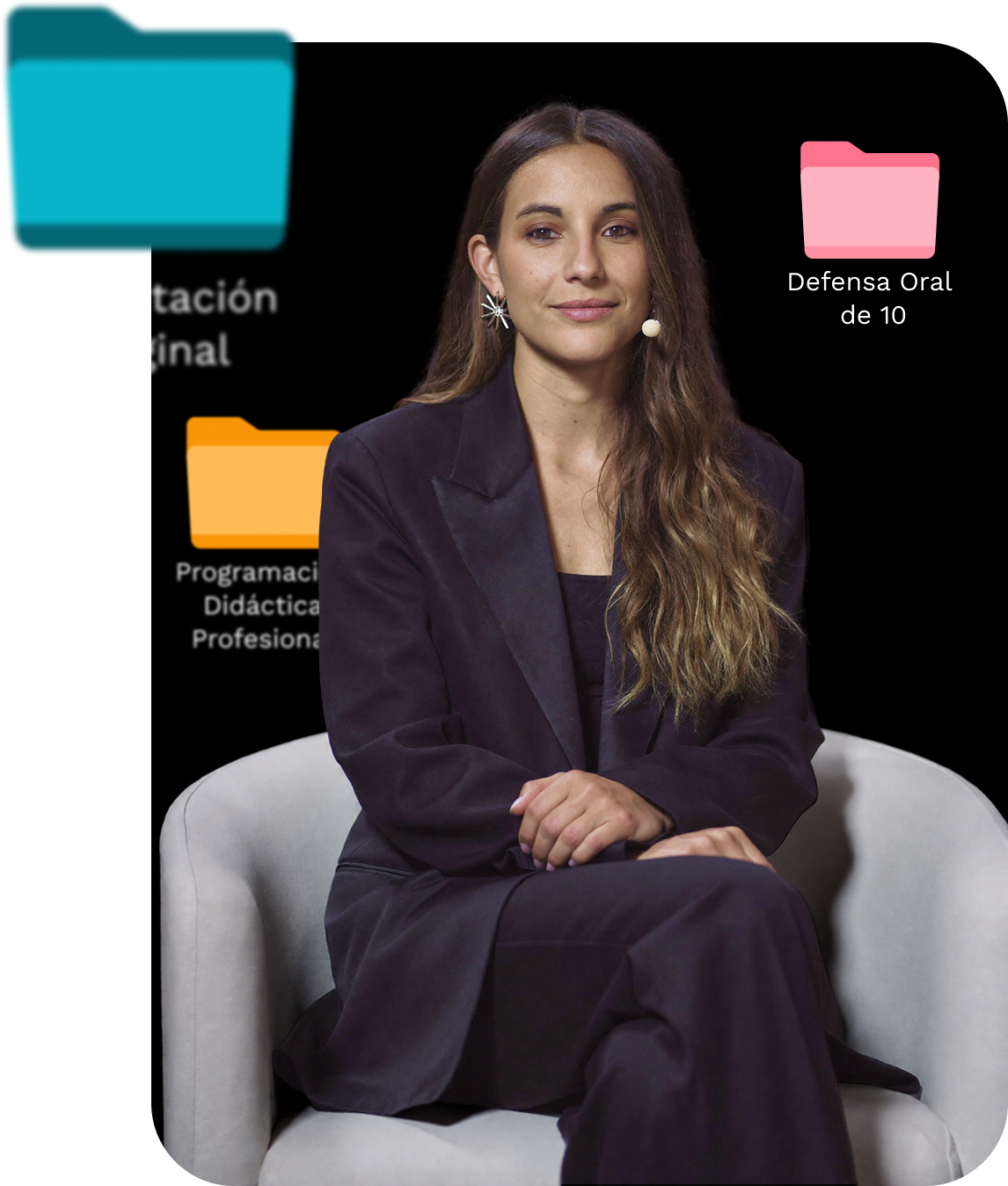 Cris sentada con recursos visuales de apoyo