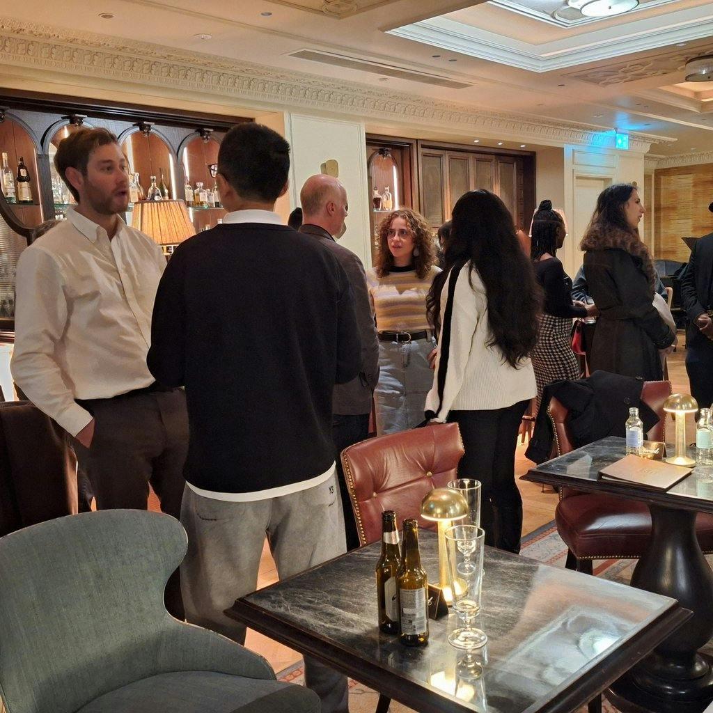 Profesionales conversando en un lounge de hotel
