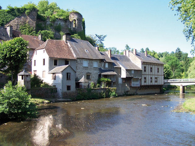 Ségur-le-Château aan de rivier