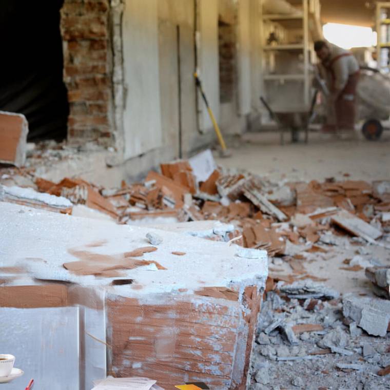 Casa invasa da polvere e calcinacci durante il montaggio degli infissi
