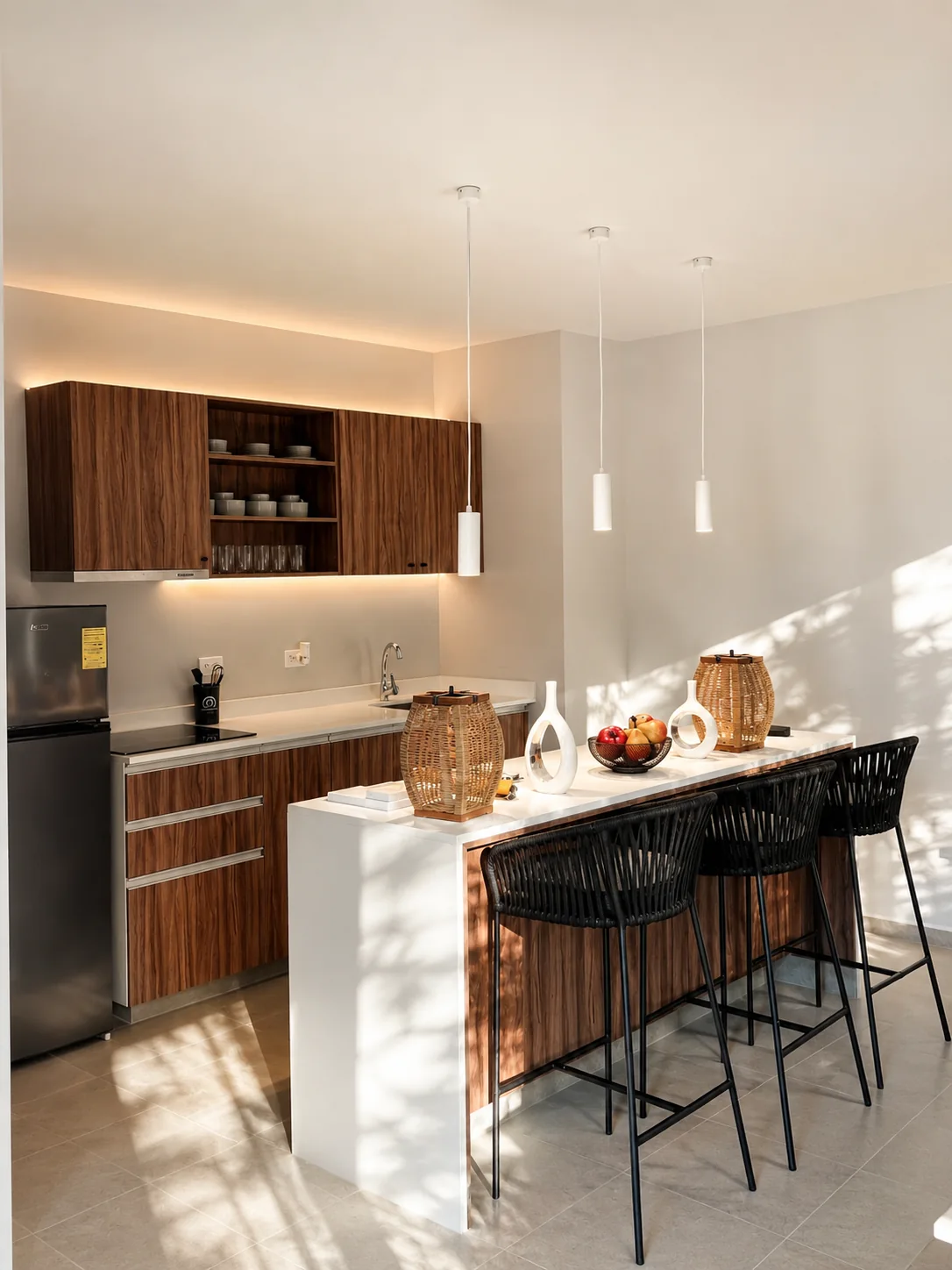 Cocina integral con barra desayunadora y bancos en el departamento muestra de Renéva Playa del Carmen