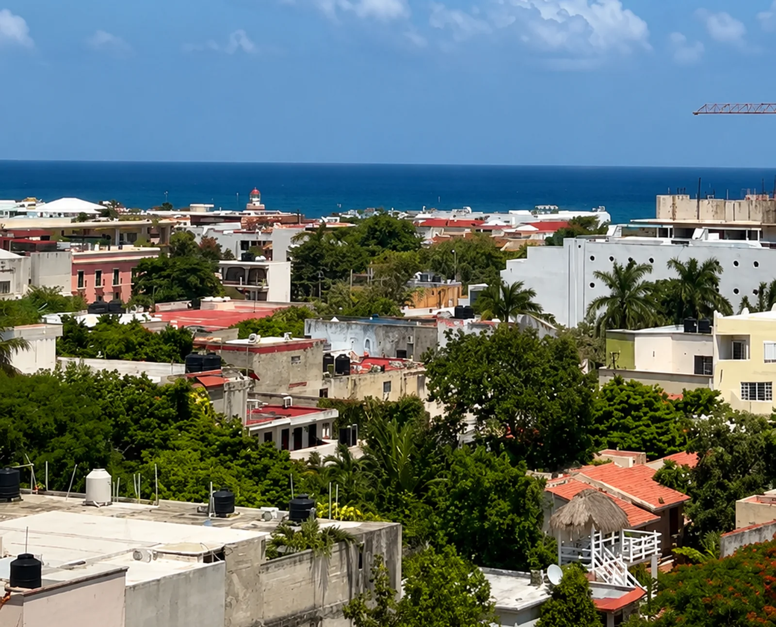 Vista al mar Caribe y a la ciudad desde el rooftop de Renéva en Playa del Carmen