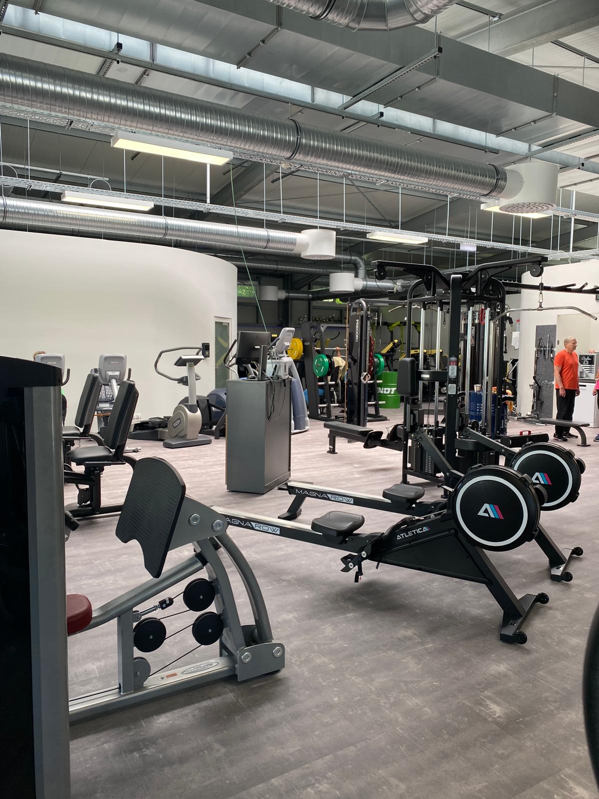 Trainingsfläche bei MyGym Zeitz mit Functional Area, Rudergeräten und Freihantelbereich