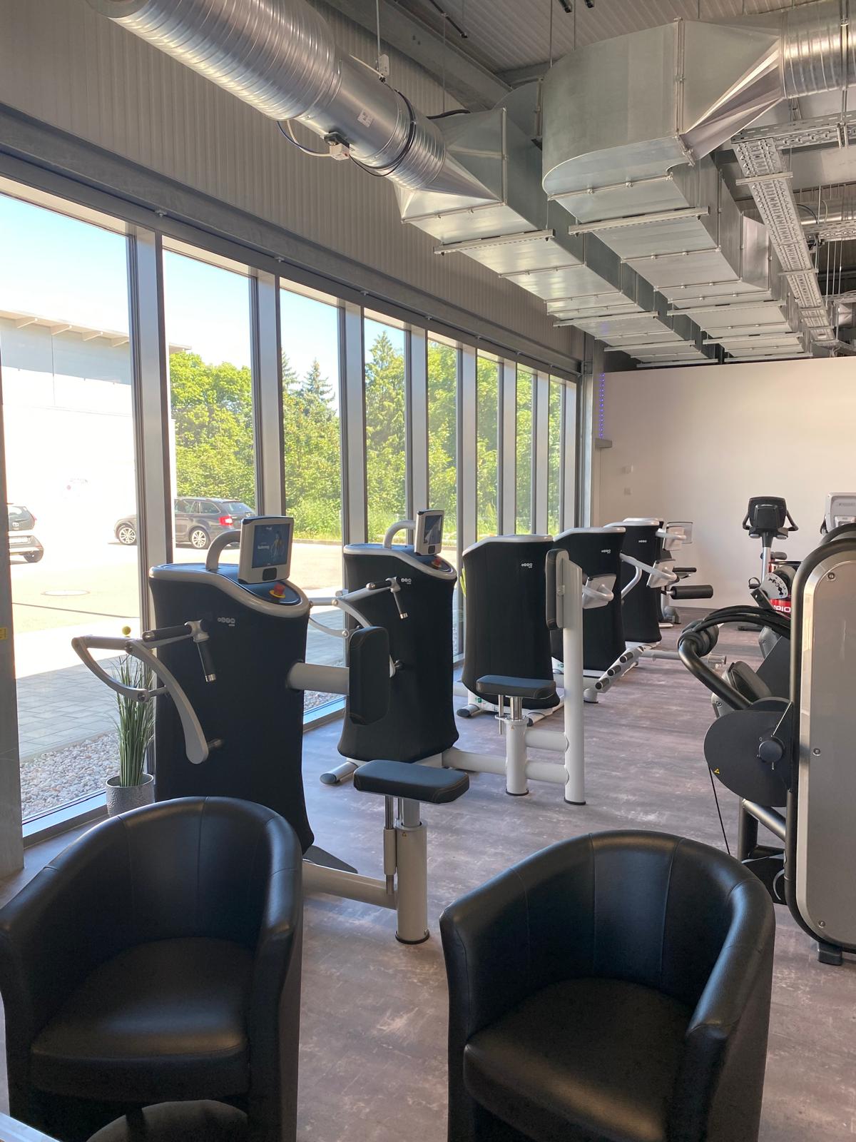 MY EGYM Smart-Geräte bei MyGym Zeitz an einer großen Fensterfront