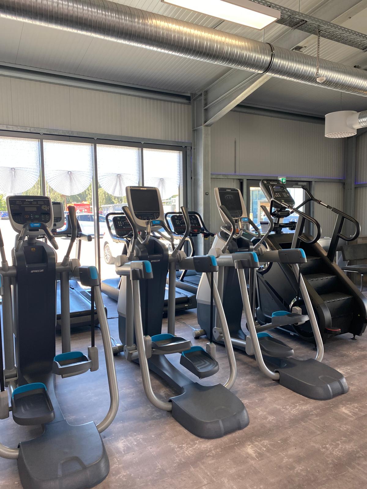 Cardio-Bereich bei MyGym Zeitz mit modernen Crosstrainern an der Fensterfront