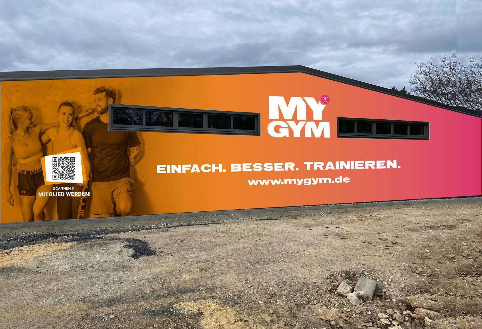 MyGym Zeitz – modernes Fitnessstudio von außen mit dem Slogan Einfach. Besser. Trainieren.