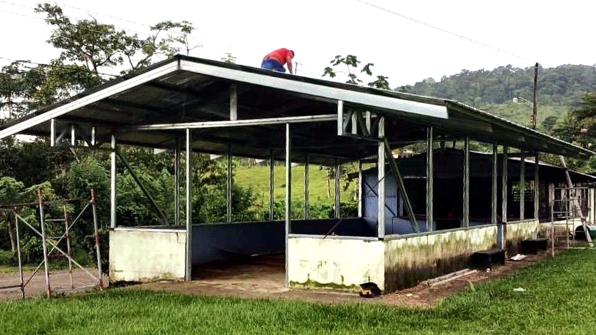 Roof work at Las Tumbas Centro