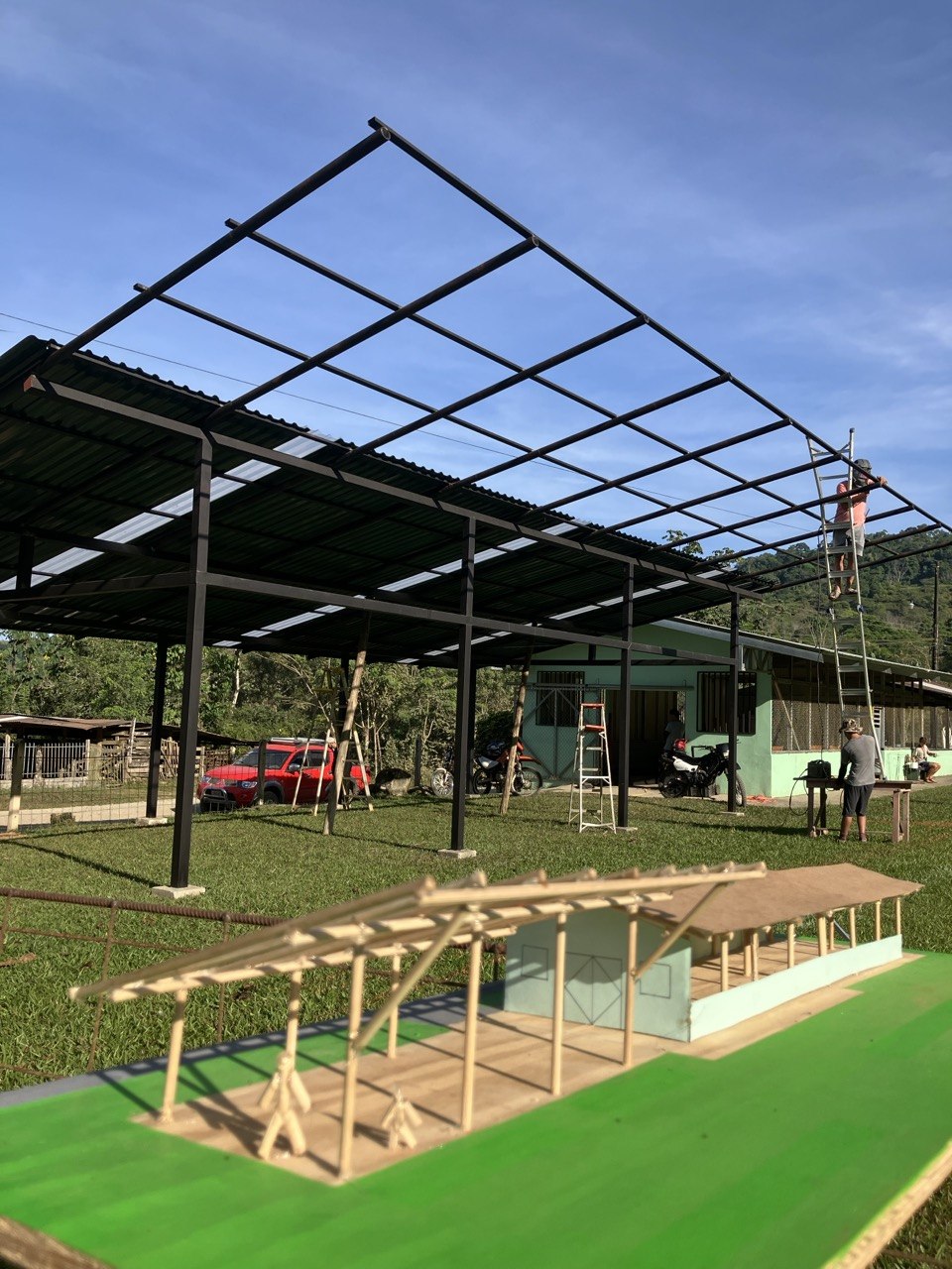 Volunteers building the new structure at Las Tumbas Centro