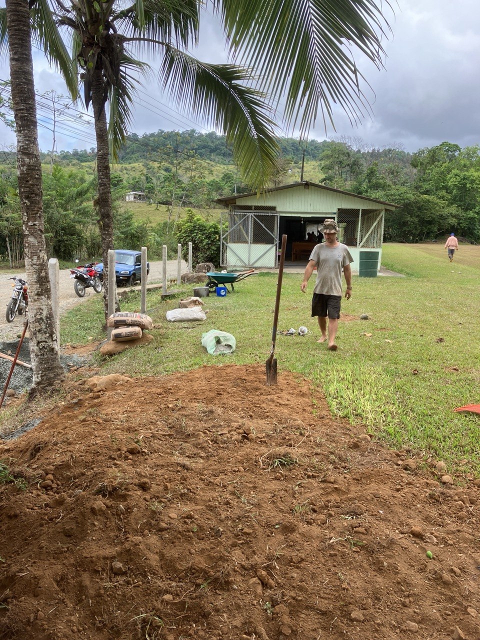 Community workday preparing the ground at Las Tumbas Centro in 2023