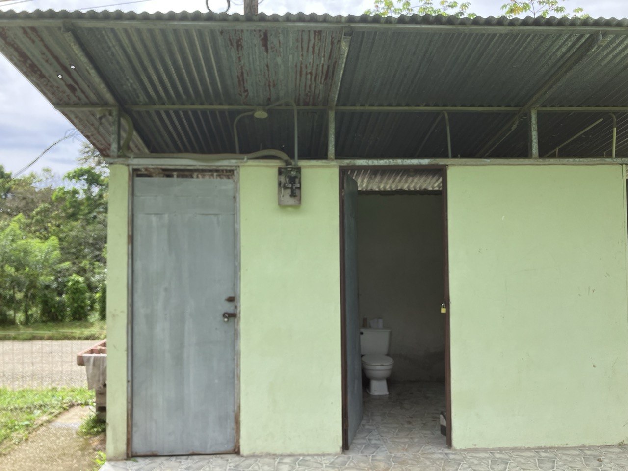 Bathroom building and covered walkway at Las Tumbas Centro